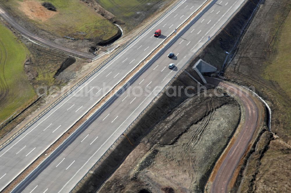 Großenlupnitz from above - Blick auf den neuen E40 / A4 - Autobahnverlauf in Thüringen nach der teilweisen Verkehrsfreigabe. Durchgeführt werden die im Zuge dieses Projektes notwendigen Arbeiten unter an derem von EUROVIA Verkehrsbau Union sowie der Niederlassungen Abbruch und Erdbau, Betonstraßenbau, Ingenieurbau und TECO Schallschutz der EUROVIA Beton sowie der DEGES. View of the new A4 motorway course E40 / A4 near großenlupnitz in thuringia.