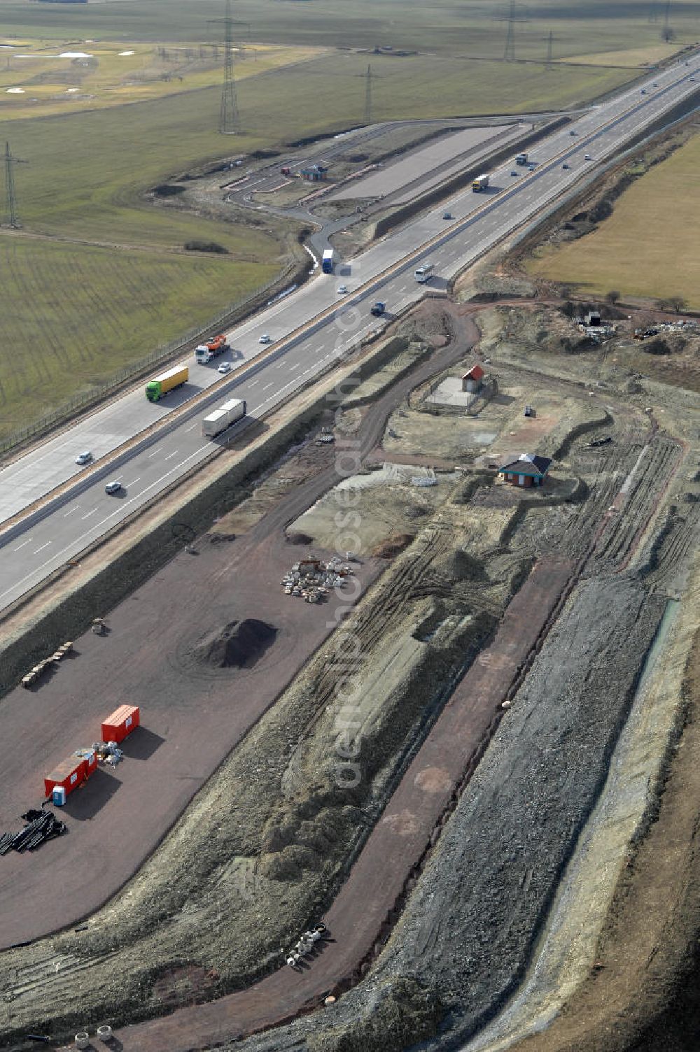 Aerial image Großenlupnitz - Blick auf den neuen E40 / A4 - Autobahnverlauf in Thüringen nach der teilweisen Verkehrsfreigabe. Durchgeführt werden die im Zuge dieses Projektes notwendigen Arbeiten unter an derem von EUROVIA Verkehrsbau Union sowie der Niederlassungen Abbruch und Erdbau, Betonstraßenbau, Ingenieurbau und TECO Schallschutz der EUROVIA Beton sowie der DEGES. View of the new A4 motorway course E40 / A4 near großenlupnitz in thuringia.