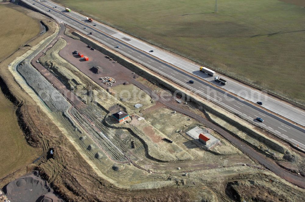 Aerial photograph Großenlupnitz - Blick auf den neuen E40 / A4 - Autobahnverlauf in Thüringen nach der teilweisen Verkehrsfreigabe. Durchgeführt werden die im Zuge dieses Projektes notwendigen Arbeiten unter an derem von EUROVIA Verkehrsbau Union sowie der Niederlassungen Abbruch und Erdbau, Betonstraßenbau, Ingenieurbau und TECO Schallschutz der EUROVIA Beton sowie der DEGES. View of the new A4 motorway course E40 / A4 near großenlupnitz in thuringia.