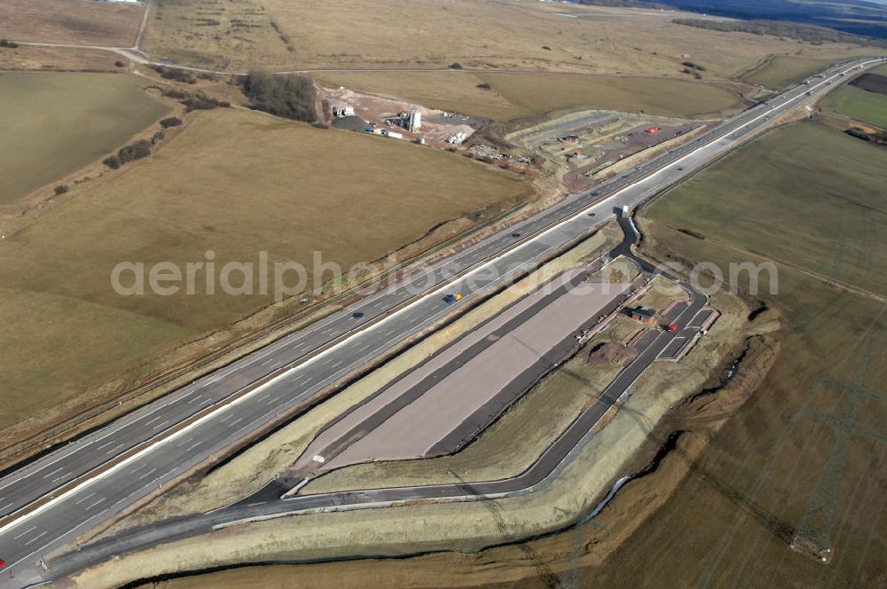 Großenlupnitz from the bird's eye view: Blick auf den neuen E40 / A4 - Autobahnverlauf in Thüringen nach der teilweisen Verkehrsfreigabe. Durchgeführt werden die im Zuge dieses Projektes notwendigen Arbeiten unter an derem von EUROVIA Verkehrsbau Union sowie der Niederlassungen Abbruch und Erdbau, Betonstraßenbau, Ingenieurbau und TECO Schallschutz der EUROVIA Beton sowie der DEGES. View of the new A4 motorway course E40 / A4 near großenlupnitz in thuringia.