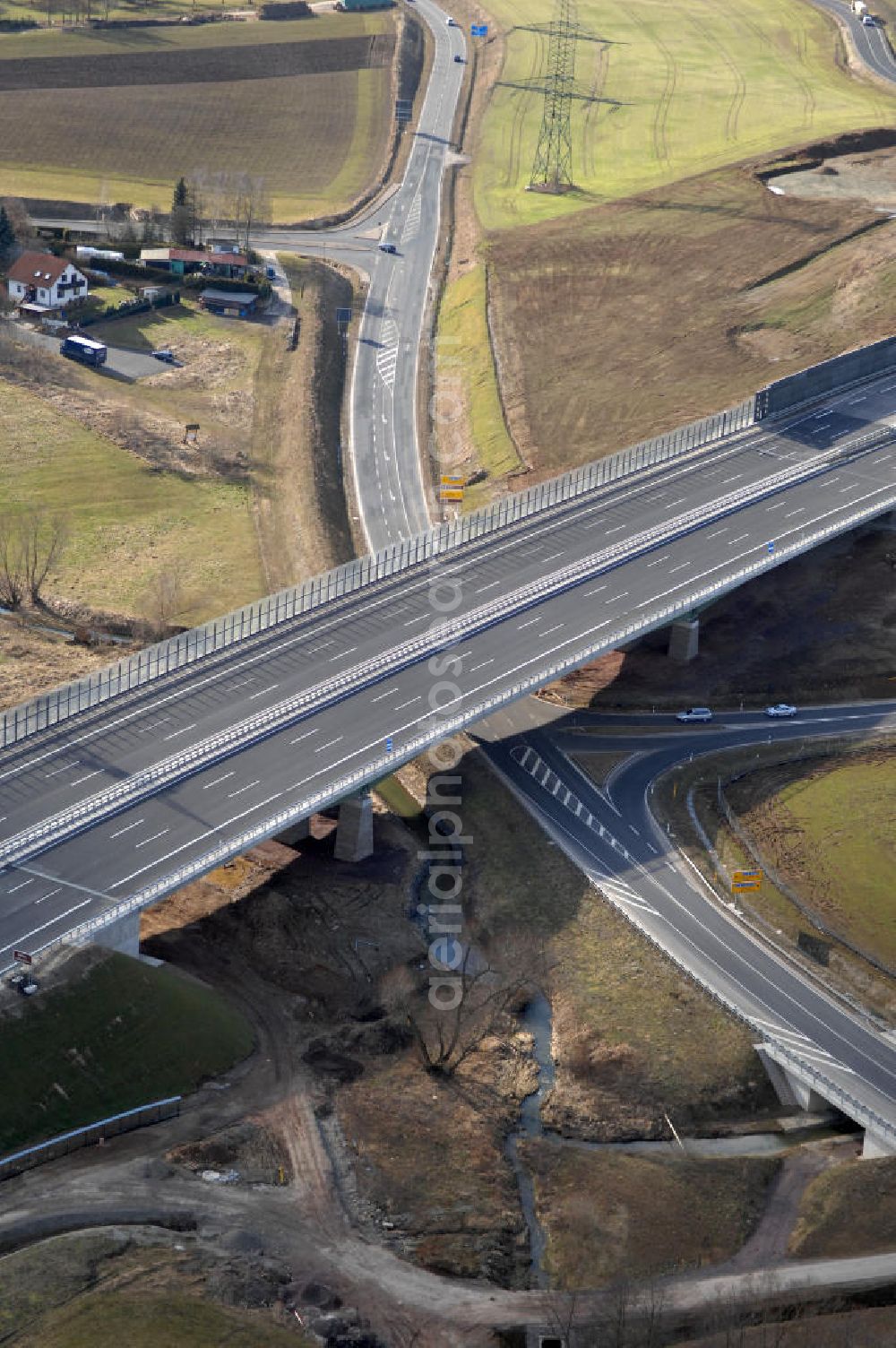 Aerial photograph Großenlupnitz - Blick auf den neuen E40 / A4 - Autobahnverlauf in Thüringen nach der teilweisen Verkehrsfreigabe. Durchgeführt werden die im Zuge dieses Projektes notwendigen Arbeiten unter an derem von EUROVIA Verkehrsbau Union sowie der Niederlassungen Abbruch und Erdbau, Betonstraßenbau, Ingenieurbau und TECO Schallschutz der EUROVIA Beton sowie der DEGES. View of the new A4 motorway course E40 / A4 near großenlupnitz in thuringia.