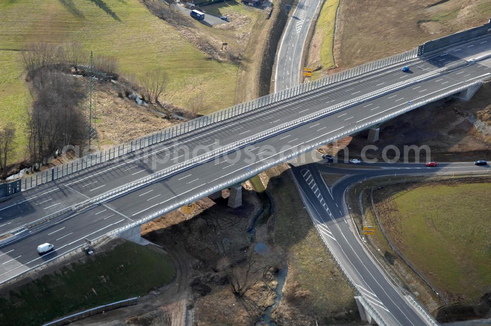 Großenlupnitz from above - Blick auf den neuen E40 / A4 - Autobahnverlauf in Thüringen nach der teilweisen Verkehrsfreigabe. Durchgeführt werden die im Zuge dieses Projektes notwendigen Arbeiten unter an derem von EUROVIA Verkehrsbau Union sowie der Niederlassungen Abbruch und Erdbau, Betonstraßenbau, Ingenieurbau und TECO Schallschutz der EUROVIA Beton sowie der DEGES. View of the new A4 motorway course E40 / A4 near großenlupnitz in thuringia.