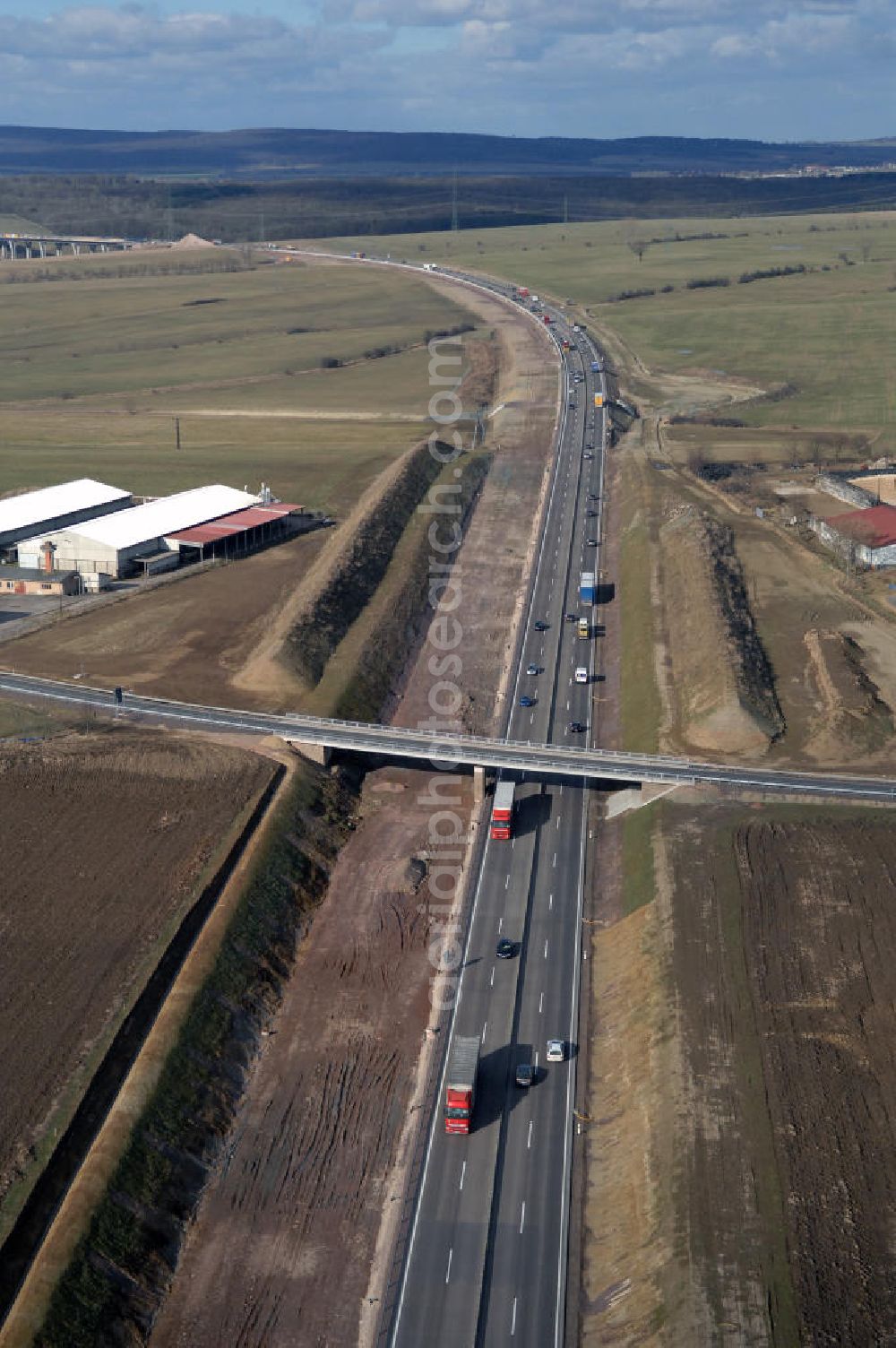 Aerial photograph Hastrungsfeld - Blick auf den neuen E40 / A4 - Autobahnverlauf in Thüringen nach der teilweisen Verkehrsfreigabe. Durchgeführt werden die im Zuge dieses Projektes notwendigen Arbeiten unter an derem von EUROVIA Verkehrsbau Union sowie der Niederlassungen Abbruch und Erdbau, Betonstraßenbau, Ingenieurbau und TECO Schallschutz der EUROVIA Beton sowie der DEGES. View of the new A4 motorway course E40 / A4 in thuringia.