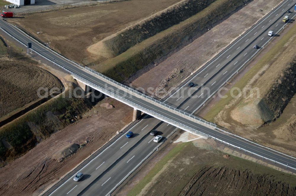 Hastrungsfeld from the bird's eye view: Blick auf den neuen E40 / A4 - Autobahnverlauf in Thüringen nach der teilweisen Verkehrsfreigabe. Durchgeführt werden die im Zuge dieses Projektes notwendigen Arbeiten unter an derem von EUROVIA Verkehrsbau Union sowie der Niederlassungen Abbruch und Erdbau, Betonstraßenbau, Ingenieurbau und TECO Schallschutz der EUROVIA Beton sowie der DEGES. View of the new A4 motorway course E40 / A4 in thuringia.