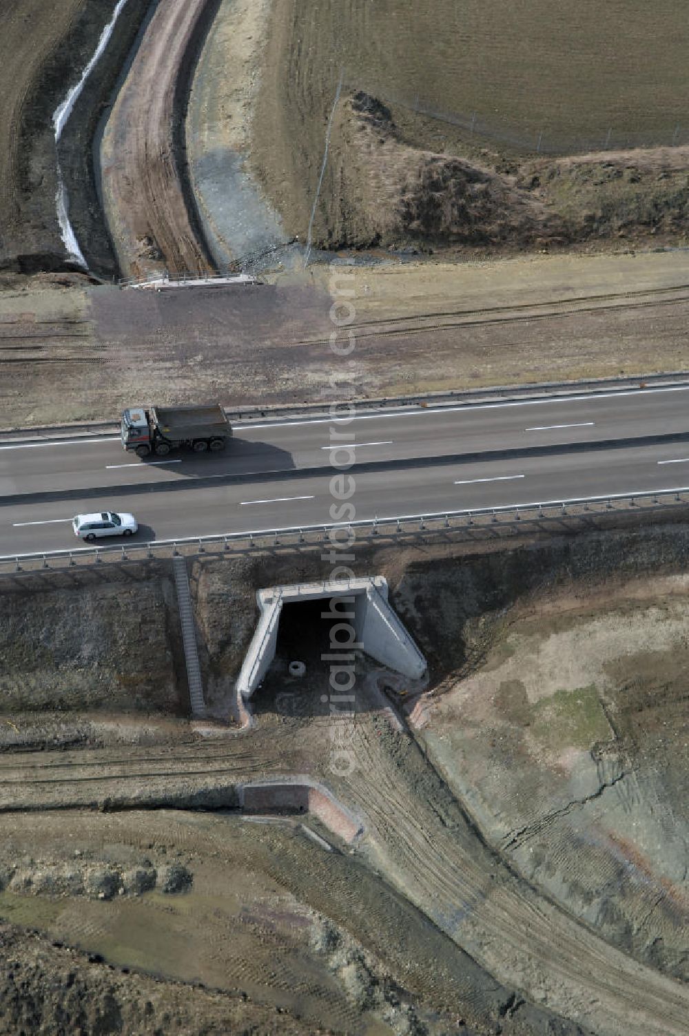 Aerial image Hastrungsfeld - Blick auf den neuen E40 / A4 - Autobahnverlauf in Thüringen nach der teilweisen Verkehrsfreigabe. Durchgeführt werden die im Zuge dieses Projektes notwendigen Arbeiten unter an derem von EUROVIA Verkehrsbau Union sowie der Niederlassungen Abbruch und Erdbau, Betonstraßenbau, Ingenieurbau und TECO Schallschutz der EUROVIA Beton sowie der DEGES. View of the new A4 motorway course E40 / A4 in thuringia.