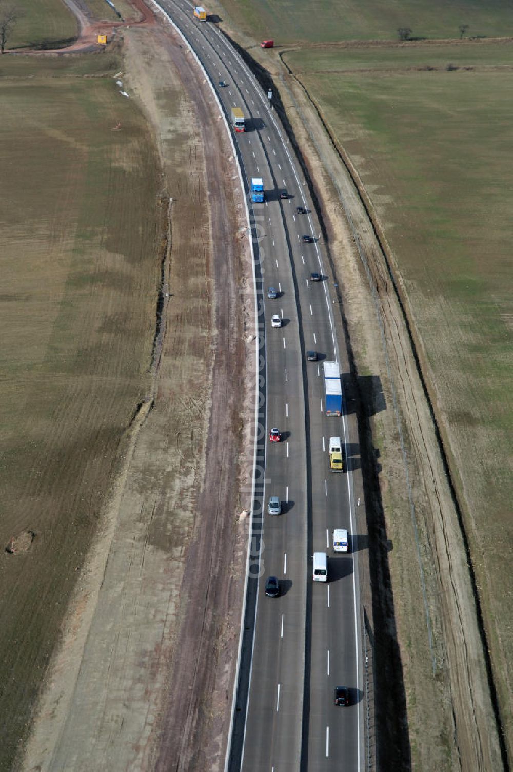 Hastrungsfeld from the bird's eye view: Blick auf den neuen E40 / A4 - Autobahnverlauf in Thüringen nach der teilweisen Verkehrsfreigabe. Durchgeführt werden die im Zuge dieses Projektes notwendigen Arbeiten unter an derem von EUROVIA Verkehrsbau Union sowie der Niederlassungen Abbruch und Erdbau, Betonstraßenbau, Ingenieurbau und TECO Schallschutz der EUROVIA Beton sowie der DEGES. View of the new A4 motorway course E40 / A4 in thuringia.