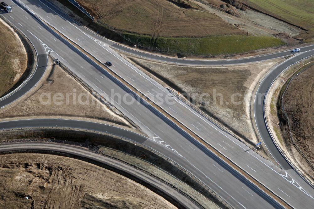 Hötzelsroda from the bird's eye view: Blick auf den neuen E40 / A4 - Autobahnverlauf in Thüringen nach der teilweisen Verkehrsfreigabe. Durchgeführt werden die im Zuge dieses Projektes notwendigen Arbeiten unter an derem von EUROVIA Verkehrsbau Union sowie der Niederlassungen Abbruch und Erdbau, Betonstraßenbau, Ingenieurbau und TECO Schallschutz der EUROVIA Beton sowie der DEGES. View of the new A4 motorway course E40 / A4 near Hötzelsroda in thuringia