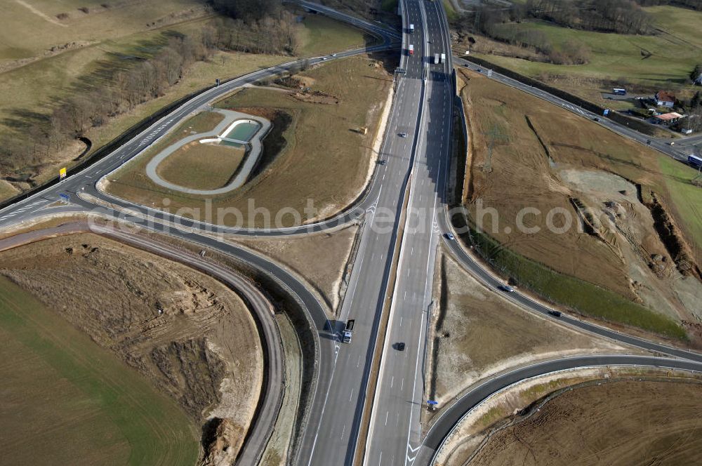 Aerial image Hötzelsroda - Blick auf den neuen E40 / A4 - Autobahnverlauf in Thüringen nach der teilweisen Verkehrsfreigabe. Durchgeführt werden die im Zuge dieses Projektes notwendigen Arbeiten unter an derem von EUROVIA Verkehrsbau Union sowie der Niederlassungen Abbruch und Erdbau, Betonstraßenbau, Ingenieurbau und TECO Schallschutz der EUROVIA Beton sowie der DEGES. View of the new A4 motorway course E40 / A4 near Hötzelsroda in thuringia