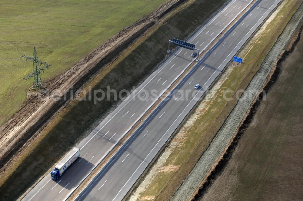 Aerial photograph Hötzelsroda - Blick auf den neuen E40 / A4 - Autobahnverlauf in Thüringen nach der teilweisen Verkehrsfreigabe. Durchgeführt werden die im Zuge dieses Projektes notwendigen Arbeiten unter an derem von EUROVIA Verkehrsbau Union sowie der Niederlassungen Abbruch und Erdbau, Betonstraßenbau, Ingenieurbau und TECO Schallschutz der EUROVIA Beton sowie der DEGES. View of the new A4 motorway course E40 / A4 near Hötzelsroda in thuringia