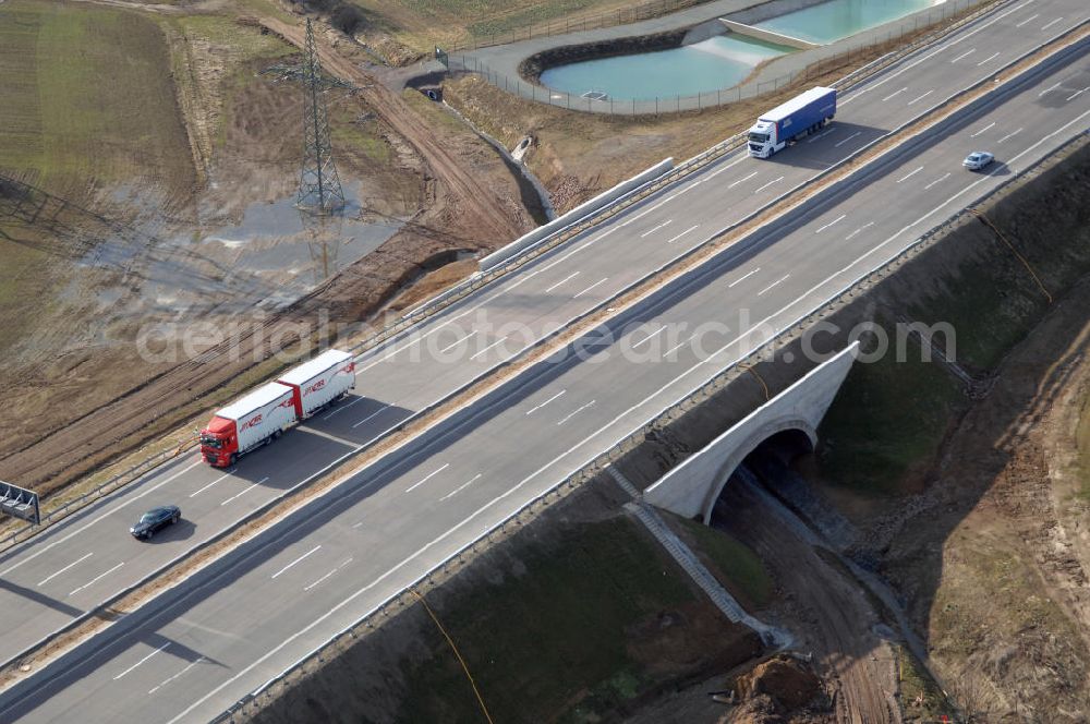 Hötzelsroda from above - Blick auf den neuen E40 / A4 - Autobahnverlauf in Thüringen nach der teilweisen Verkehrsfreigabe. Durchgeführt werden die im Zuge dieses Projektes notwendigen Arbeiten unter an derem von EUROVIA Verkehrsbau Union sowie der Niederlassungen Abbruch und Erdbau, Betonstraßenbau, Ingenieurbau und TECO Schallschutz der EUROVIA Beton sowie der DEGES. View of the new A4 motorway course E40 / A4 near Hötzelsroda in thuringia