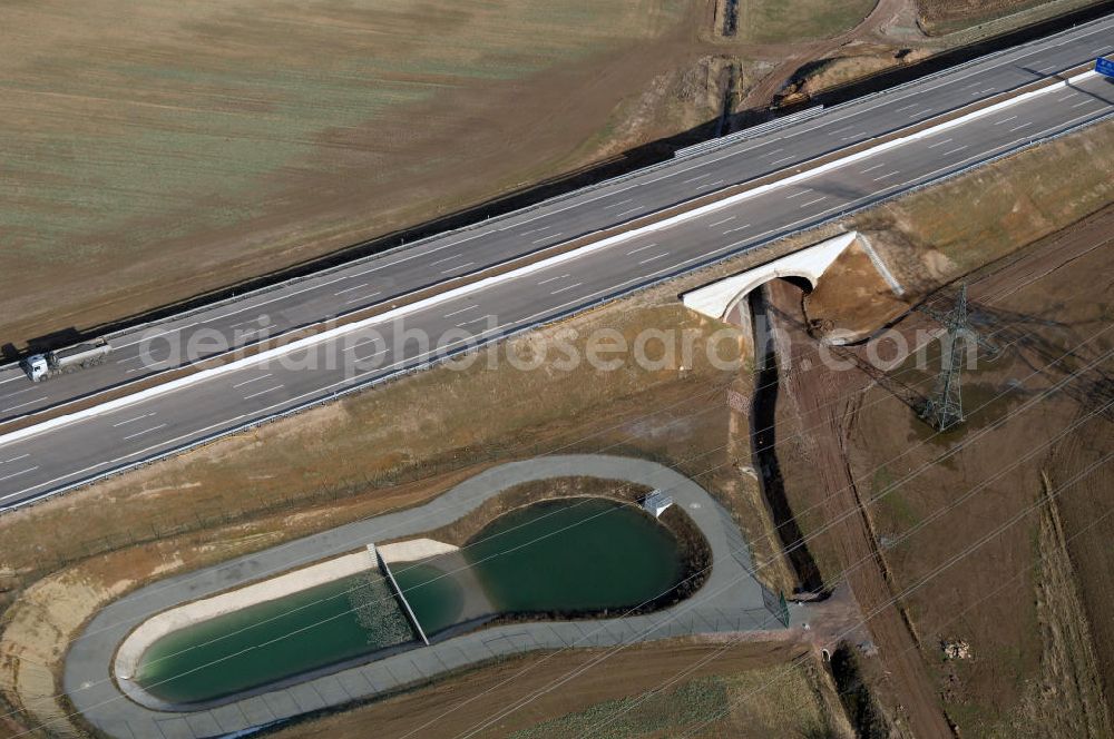 Aerial image Hötzelsroda - Blick auf den neuen E40 / A4 - Autobahnverlauf in Thüringen nach der teilweisen Verkehrsfreigabe. Durchgeführt werden die im Zuge dieses Projektes notwendigen Arbeiten unter an derem von EUROVIA Verkehrsbau Union sowie der Niederlassungen Abbruch und Erdbau, Betonstraßenbau, Ingenieurbau und TECO Schallschutz der EUROVIA Beton sowie der DEGES. View of the new A4 motorway course E40 / A4 near Hötzelsroda in thuringia