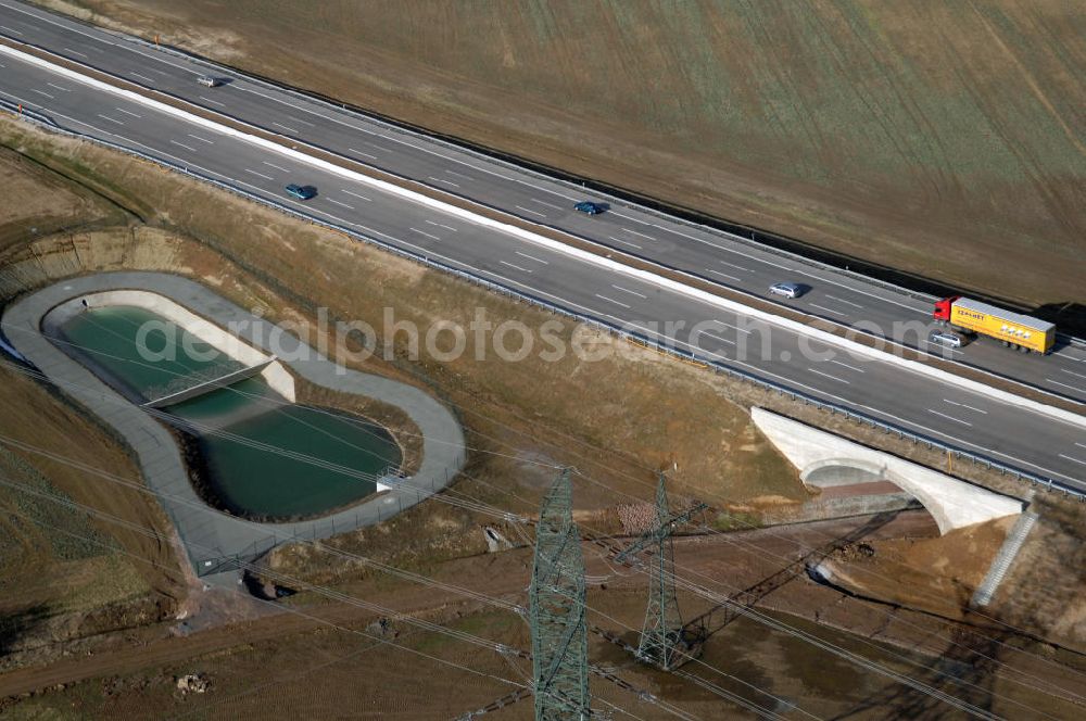 Aerial photograph Hötzelsroda - Blick auf den neuen E40 / A4 - Autobahnverlauf in Thüringen nach der teilweisen Verkehrsfreigabe. Durchgeführt werden die im Zuge dieses Projektes notwendigen Arbeiten unter an derem von EUROVIA Verkehrsbau Union sowie der Niederlassungen Abbruch und Erdbau, Betonstraßenbau, Ingenieurbau und TECO Schallschutz der EUROVIA Beton sowie der DEGES. View of the new A4 motorway course E40 / A4 near Hötzelsroda in thuringia