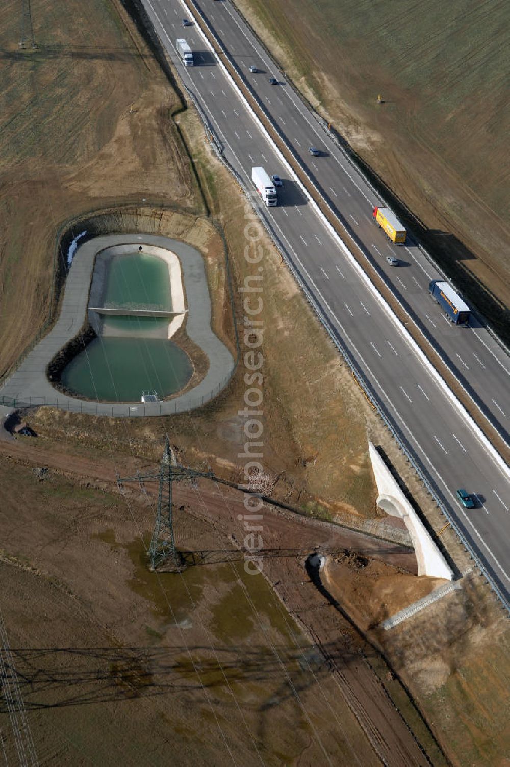 Hötzelsroda from the bird's eye view: Blick auf den neuen E40 / A4 - Autobahnverlauf in Thüringen nach der teilweisen Verkehrsfreigabe. Durchgeführt werden die im Zuge dieses Projektes notwendigen Arbeiten unter an derem von EUROVIA Verkehrsbau Union sowie der Niederlassungen Abbruch und Erdbau, Betonstraßenbau, Ingenieurbau und TECO Schallschutz der EUROVIA Beton sowie der DEGES. View of the new A4 motorway course E40 / A4 near Hötzelsroda in thuringia