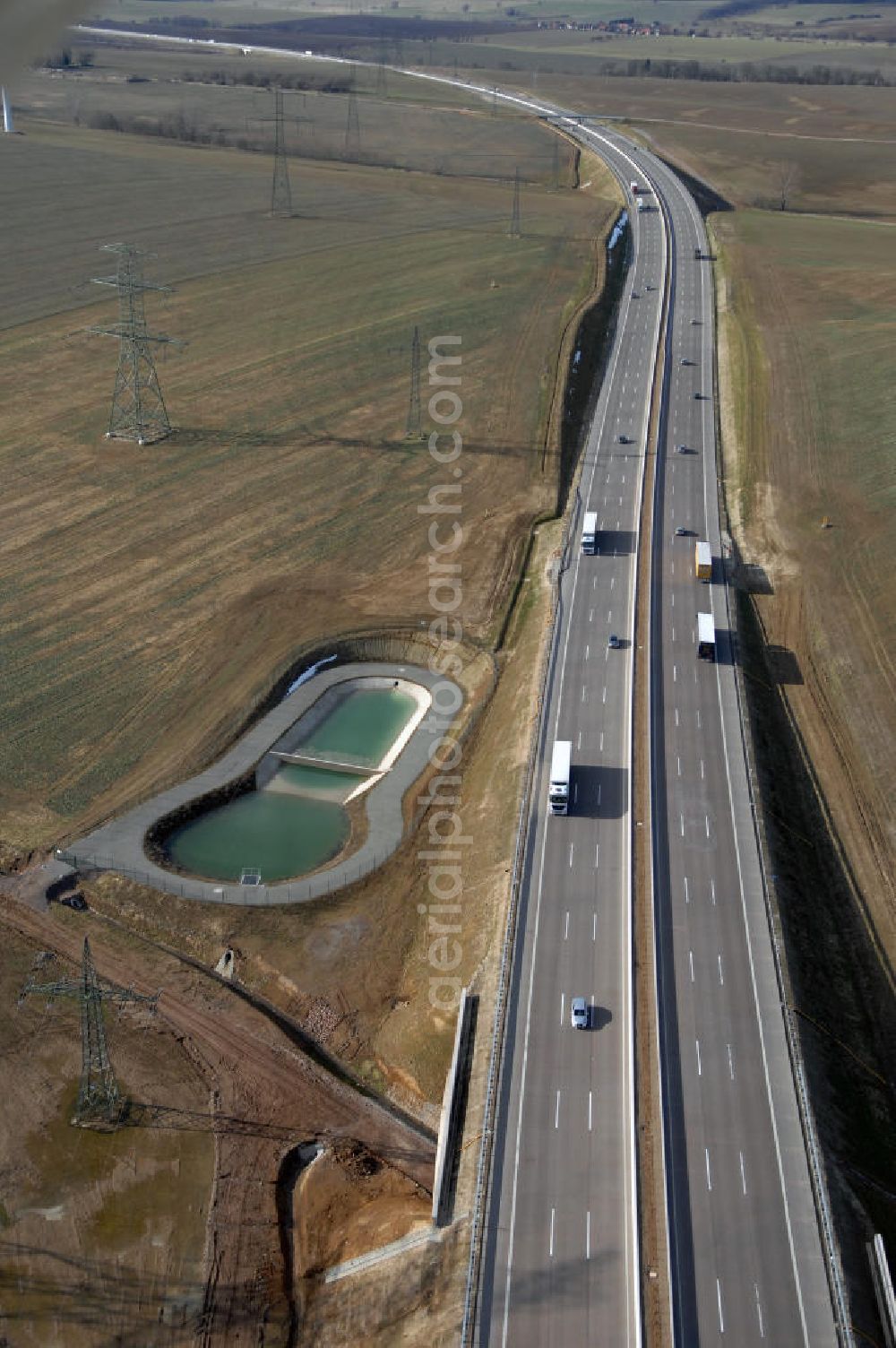 Aerial image Hötzelsroda - Blick auf den neuen E40 / A4 - Autobahnverlauf in Thüringen nach der teilweisen Verkehrsfreigabe. Durchgeführt werden die im Zuge dieses Projektes notwendigen Arbeiten unter an derem von EUROVIA Verkehrsbau Union sowie der Niederlassungen Abbruch und Erdbau, Betonstraßenbau, Ingenieurbau und TECO Schallschutz der EUROVIA Beton sowie der DEGES. View of the new A4 motorway course E40 / A4 near Hötzelsroda in thuringia