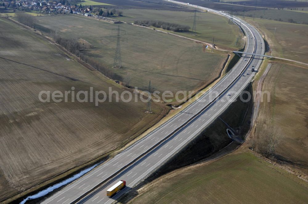 Aerial photograph Hötzelsroda - Blick auf den neuen E40 / A4 - Autobahnverlauf in Thüringen nach der teilweisen Verkehrsfreigabe. Durchgeführt werden die im Zuge dieses Projektes notwendigen Arbeiten unter an derem von EUROVIA Verkehrsbau Union sowie der Niederlassungen Abbruch und Erdbau, Betonstraßenbau, Ingenieurbau und TECO Schallschutz der EUROVIA Beton sowie der DEGES. View of the new A4 motorway course E40 / A4 near Hötzelsroda in thuringia