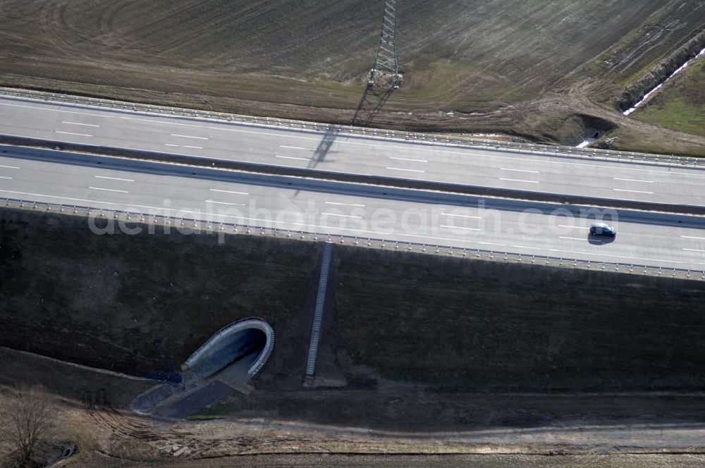 Hötzelsroda from above - Blick auf den neuen E40 / A4 - Autobahnverlauf in Thüringen nach der teilweisen Verkehrsfreigabe. Durchgeführt werden die im Zuge dieses Projektes notwendigen Arbeiten unter an derem von EUROVIA Verkehrsbau Union sowie der Niederlassungen Abbruch und Erdbau, Betonstraßenbau, Ingenieurbau und TECO Schallschutz der EUROVIA Beton sowie der DEGES. View of the new A4 motorway course E40 / A4 near Hötzelsroda in thuringia