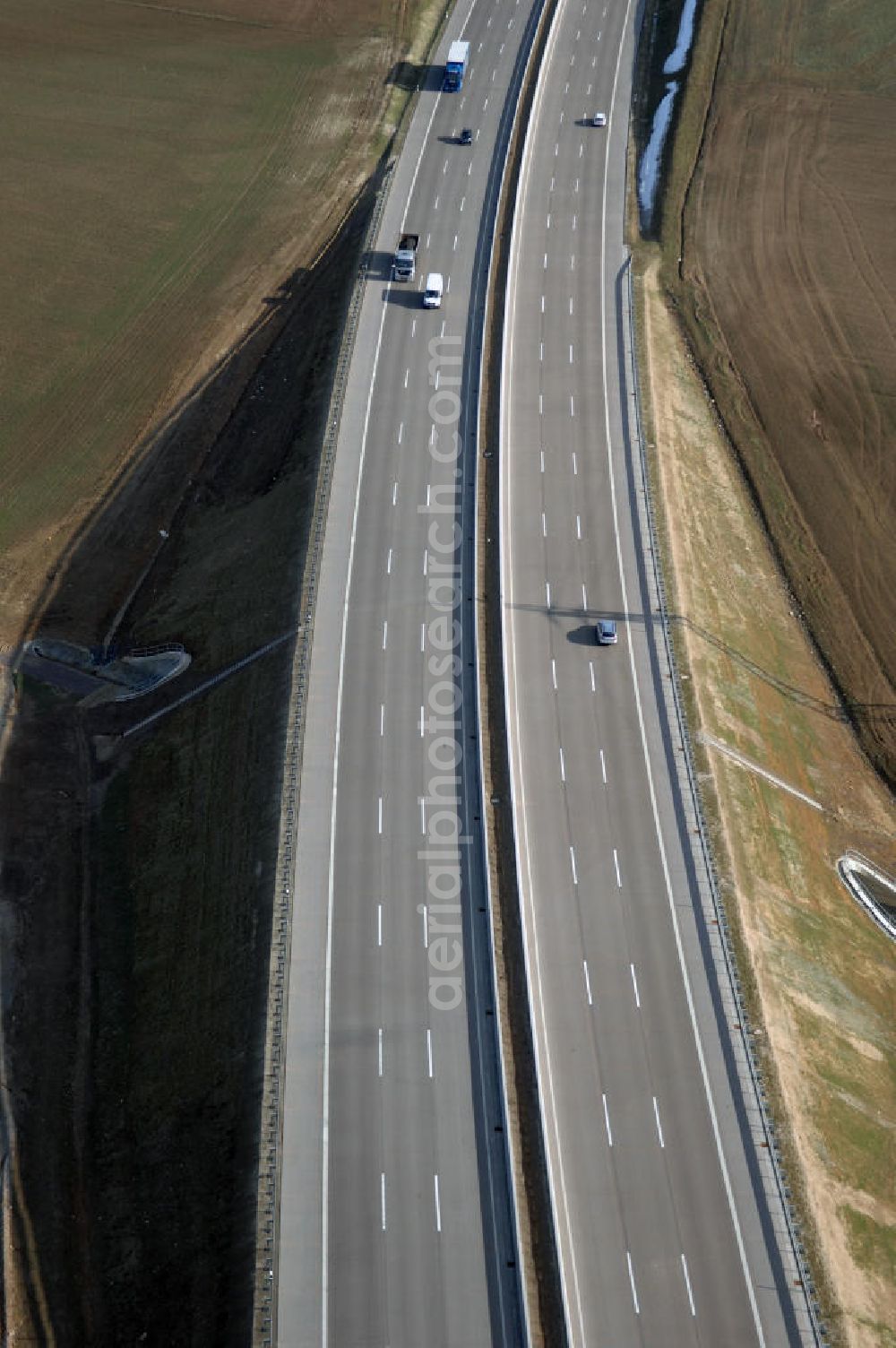 Hötzelsroda from the bird's eye view: Blick auf den neuen E40 / A4 - Autobahnverlauf in Thüringen nach der teilweisen Verkehrsfreigabe. Durchgeführt werden die im Zuge dieses Projektes notwendigen Arbeiten unter an derem von EUROVIA Verkehrsbau Union sowie der Niederlassungen Abbruch und Erdbau, Betonstraßenbau, Ingenieurbau und TECO Schallschutz der EUROVIA Beton sowie der DEGES. View of the new A4 motorway course E40 / A4 near Hötzelsroda in thuringia