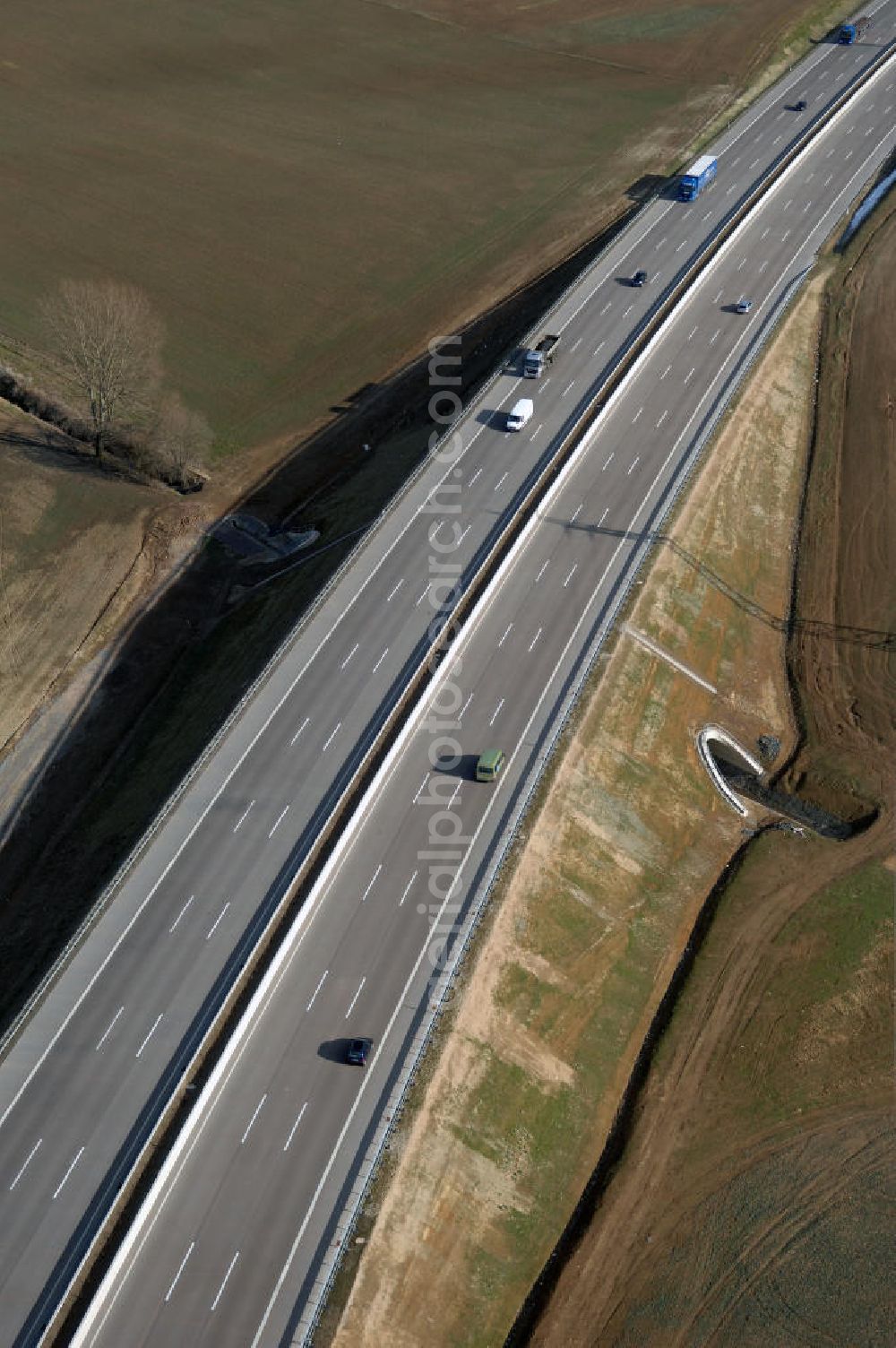 Aerial image Hötzelsroda - Blick auf den neuen E40 / A4 - Autobahnverlauf in Thüringen nach der teilweisen Verkehrsfreigabe. Durchgeführt werden die im Zuge dieses Projektes notwendigen Arbeiten unter an derem von EUROVIA Verkehrsbau Union sowie der Niederlassungen Abbruch und Erdbau, Betonstraßenbau, Ingenieurbau und TECO Schallschutz der EUROVIA Beton sowie der DEGES. View of the new A4 motorway course E40 / A4 near Hötzelsroda in thuringia