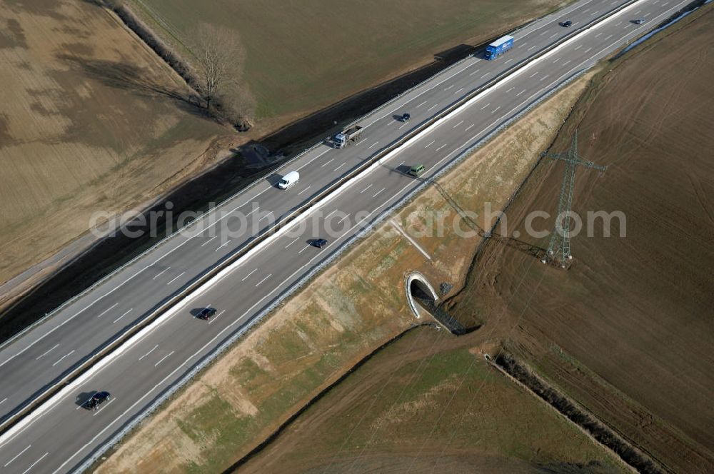 Aerial photograph Hötzelsroda - Blick auf den neuen E40 / A4 - Autobahnverlauf in Thüringen nach der teilweisen Verkehrsfreigabe. Durchgeführt werden die im Zuge dieses Projektes notwendigen Arbeiten unter an derem von EUROVIA Verkehrsbau Union sowie der Niederlassungen Abbruch und Erdbau, Betonstraßenbau, Ingenieurbau und TECO Schallschutz der EUROVIA Beton sowie der DEGES. View of the new A4 motorway course E40 / A4 near Hötzelsroda in thuringia