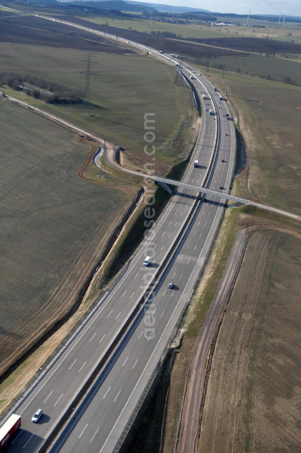 Hötzelsroda from above - Blick auf den neuen E40 / A4 - Autobahnverlauf in Thüringen nach der teilweisen Verkehrsfreigabe. Durchgeführt werden die im Zuge dieses Projektes notwendigen Arbeiten unter an derem von EUROVIA Verkehrsbau Union sowie der Niederlassungen Abbruch und Erdbau, Betonstraßenbau, Ingenieurbau und TECO Schallschutz der EUROVIA Beton sowie der DEGES. View of the new A4 motorway course E40 / A4 near Hötzelsroda in thuringia