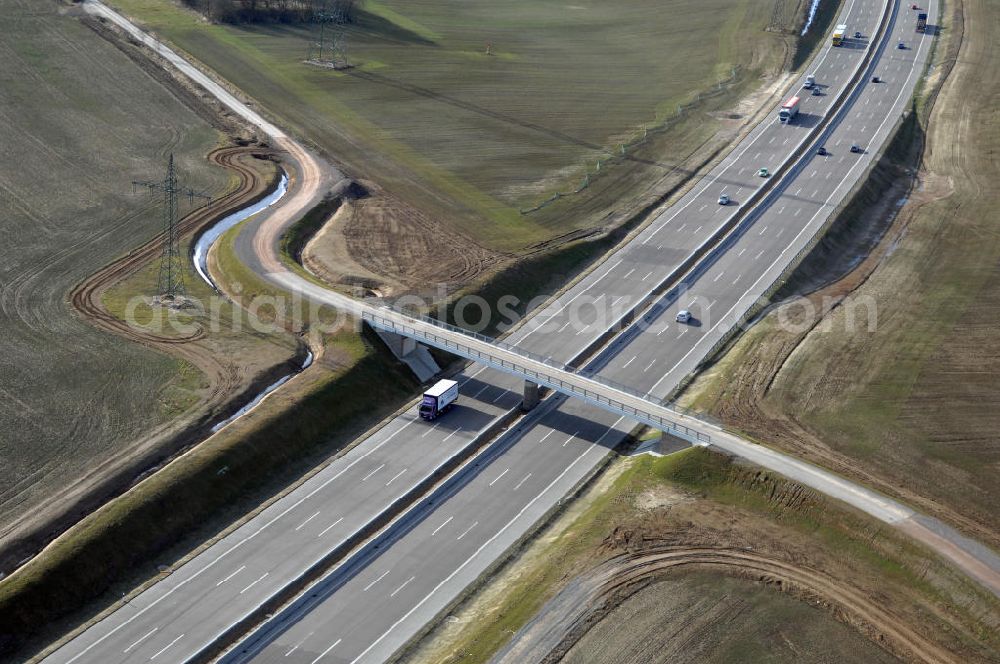 Hötzelsroda from the bird's eye view: Blick auf den neuen E40 / A4 - Autobahnverlauf in Thüringen nach der teilweisen Verkehrsfreigabe. Durchgeführt werden die im Zuge dieses Projektes notwendigen Arbeiten unter an derem von EUROVIA Verkehrsbau Union sowie der Niederlassungen Abbruch und Erdbau, Betonstraßenbau, Ingenieurbau und TECO Schallschutz der EUROVIA Beton sowie der DEGES. View of the new A4 motorway course E40 / A4 near Hötzelsroda in thuringia