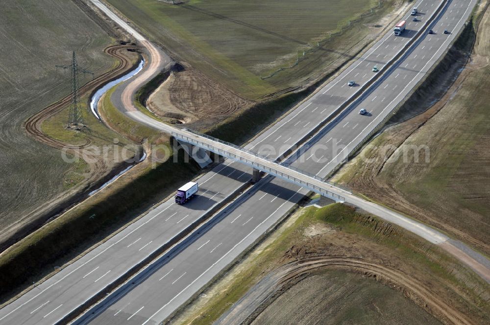 Aerial image Hötzelsroda - Blick auf den neuen E40 / A4 - Autobahnverlauf in Thüringen nach der teilweisen Verkehrsfreigabe. Durchgeführt werden die im Zuge dieses Projektes notwendigen Arbeiten unter an derem von EUROVIA Verkehrsbau Union sowie der Niederlassungen Abbruch und Erdbau, Betonstraßenbau, Ingenieurbau und TECO Schallschutz der EUROVIA Beton sowie der DEGES. View of the new A4 motorway course E40 / A4 near Hötzelsroda in thuringia