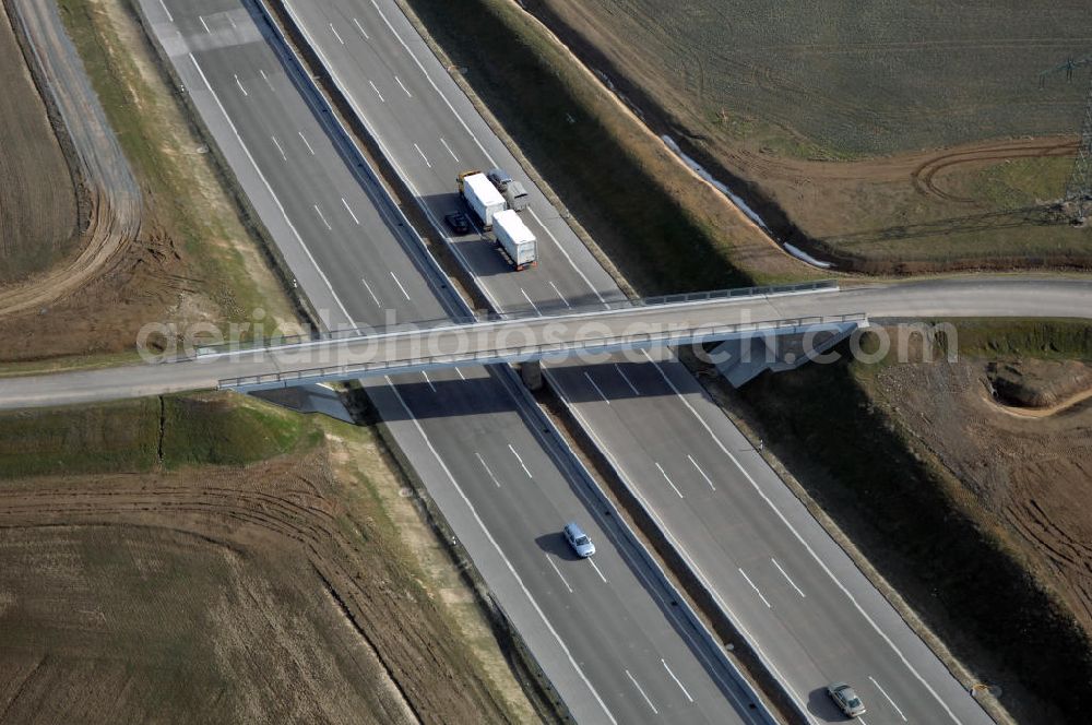 Aerial photograph Hötzelsroda - Blick auf den neuen E40 / A4 - Autobahnverlauf in Thüringen nach der teilweisen Verkehrsfreigabe. Durchgeführt werden die im Zuge dieses Projektes notwendigen Arbeiten unter an derem von EUROVIA Verkehrsbau Union sowie der Niederlassungen Abbruch und Erdbau, Betonstraßenbau, Ingenieurbau und TECO Schallschutz der EUROVIA Beton sowie der DEGES. View of the new A4 motorway course E40 / A4 near Hötzelsroda in thuringia