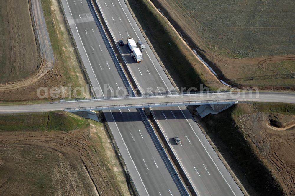 Hötzelsroda from above - Blick auf den neuen E40 / A4 - Autobahnverlauf in Thüringen nach der teilweisen Verkehrsfreigabe. Durchgeführt werden die im Zuge dieses Projektes notwendigen Arbeiten unter an derem von EUROVIA Verkehrsbau Union sowie der Niederlassungen Abbruch und Erdbau, Betonstraßenbau, Ingenieurbau und TECO Schallschutz der EUROVIA Beton sowie der DEGES. View of the new A4 motorway course E40 / A4 near Hötzelsroda in thuringia