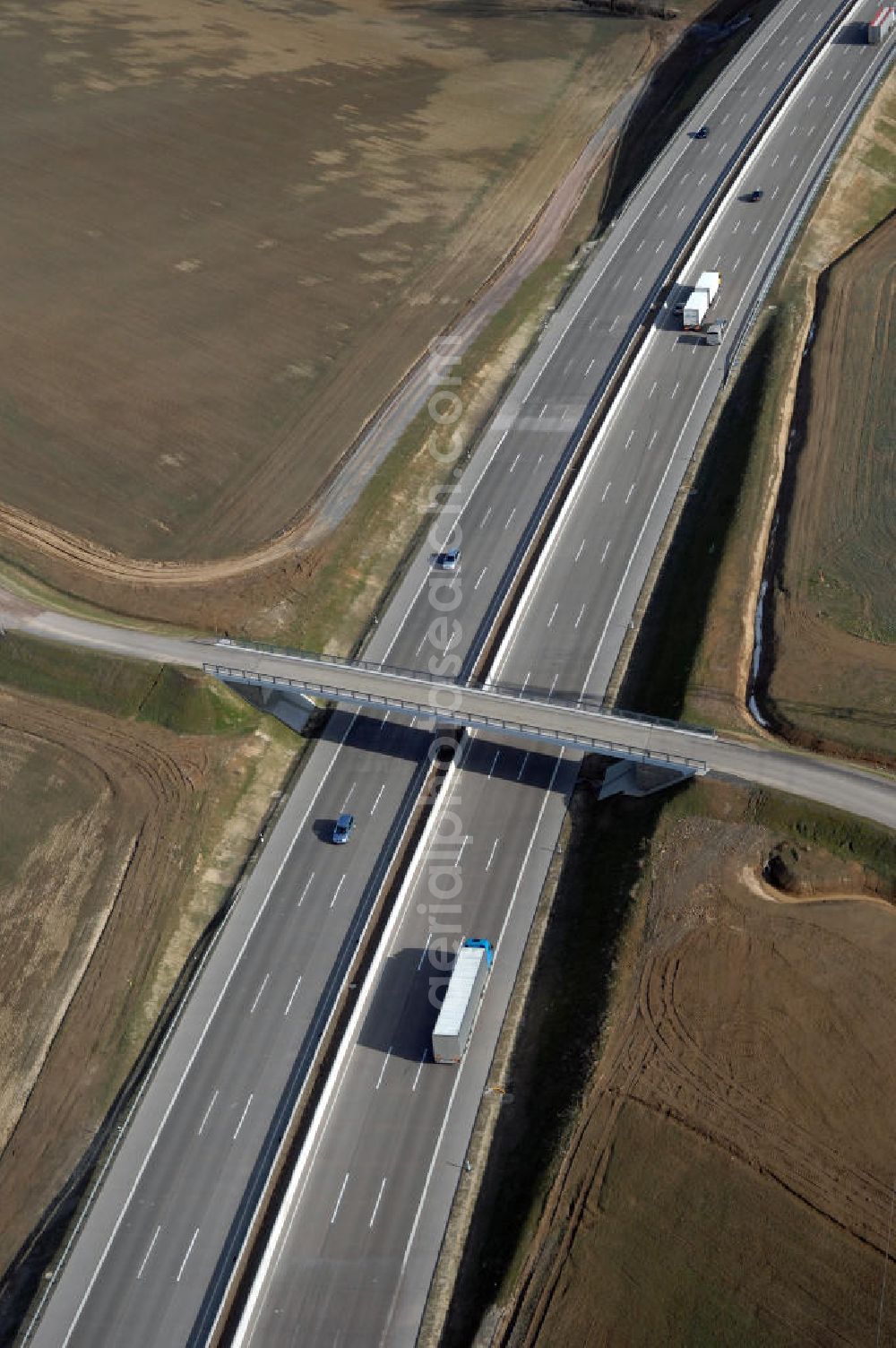 Hötzelsroda from the bird's eye view: Blick auf den neuen E40 / A4 - Autobahnverlauf in Thüringen nach der teilweisen Verkehrsfreigabe. Durchgeführt werden die im Zuge dieses Projektes notwendigen Arbeiten unter an derem von EUROVIA Verkehrsbau Union sowie der Niederlassungen Abbruch und Erdbau, Betonstraßenbau, Ingenieurbau und TECO Schallschutz der EUROVIA Beton sowie der DEGES. View of the new A4 motorway course E40 / A4 near Hötzelsroda in thuringia