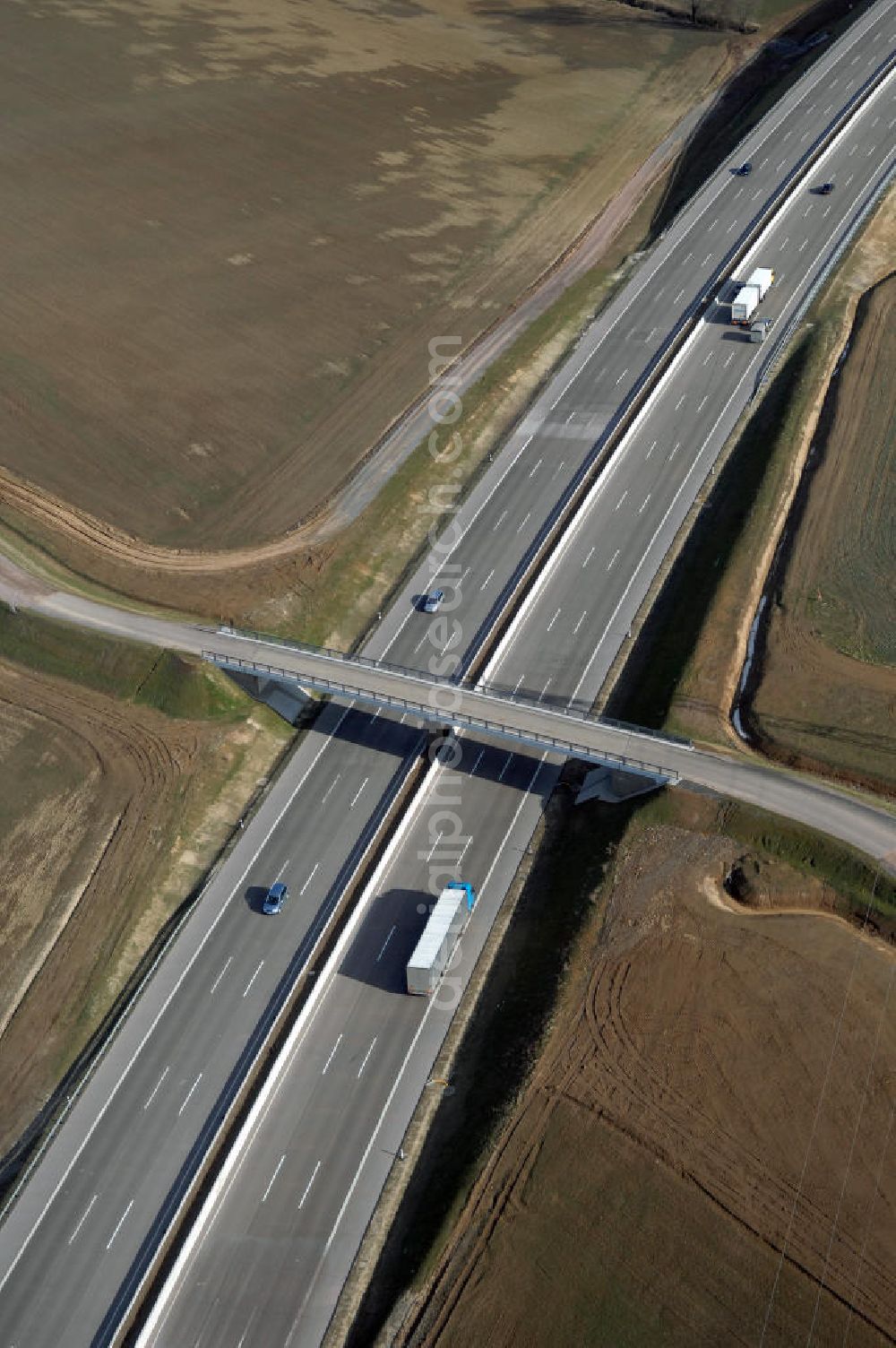 Aerial image Hötzelsroda - Blick auf den neuen E40 / A4 - Autobahnverlauf in Thüringen nach der teilweisen Verkehrsfreigabe. Durchgeführt werden die im Zuge dieses Projektes notwendigen Arbeiten unter an derem von EUROVIA Verkehrsbau Union sowie der Niederlassungen Abbruch und Erdbau, Betonstraßenbau, Ingenieurbau und TECO Schallschutz der EUROVIA Beton sowie der DEGES. View of the new A4 motorway course E40 / A4 near Hötzelsroda in thuringia