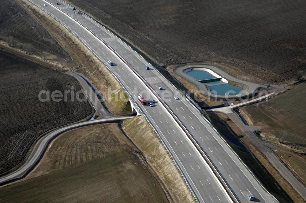 Aerial photograph Hötzelsroda - Blick auf den neuen E40 / A4 - Autobahnverlauf in Thüringen nach der teilweisen Verkehrsfreigabe. Durchgeführt werden die im Zuge dieses Projektes notwendigen Arbeiten unter an derem von EUROVIA Verkehrsbau Union sowie der Niederlassungen Abbruch und Erdbau, Betonstraßenbau, Ingenieurbau und TECO Schallschutz der EUROVIA Beton sowie der DEGES. View of the new A4 motorway course E40 / A4 near Hötzelsroda in thuringia