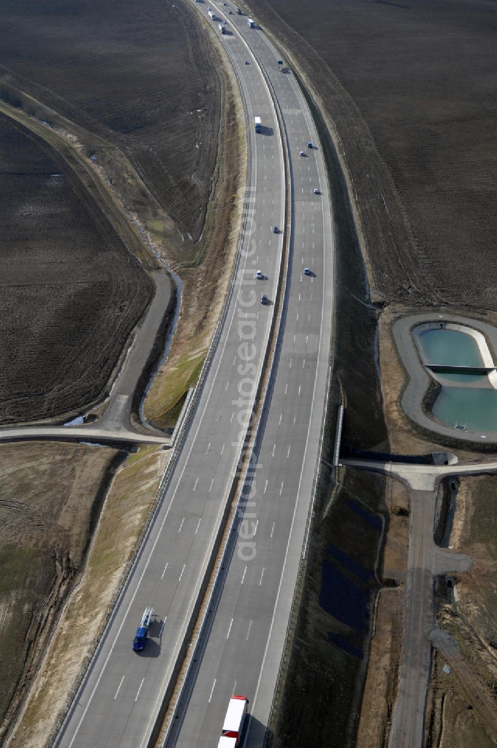 Hötzelsroda from above - Blick auf den neuen E40 / A4 - Autobahnverlauf in Thüringen nach der teilweisen Verkehrsfreigabe. Durchgeführt werden die im Zuge dieses Projektes notwendigen Arbeiten unter an derem von EUROVIA Verkehrsbau Union sowie der Niederlassungen Abbruch und Erdbau, Betonstraßenbau, Ingenieurbau und TECO Schallschutz der EUROVIA Beton sowie der DEGES. View of the new A4 motorway course E40 / A4 near Hötzelsroda in thuringia