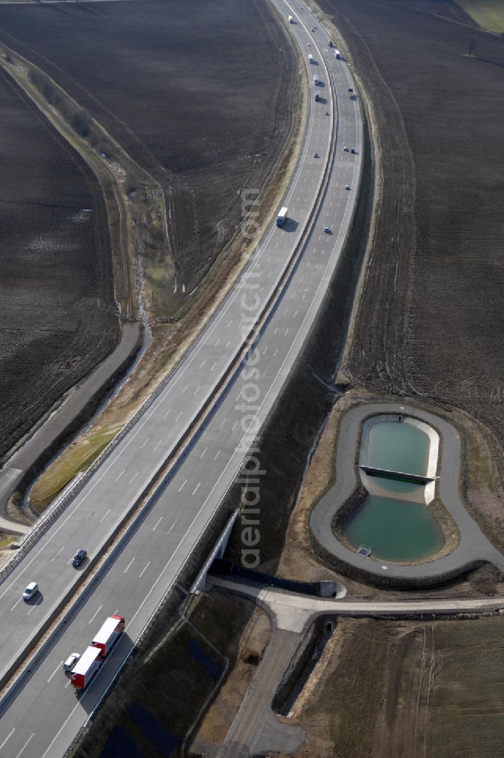 Hötzelsroda from the bird's eye view: Blick auf den neuen E40 / A4 - Autobahnverlauf in Thüringen nach der teilweisen Verkehrsfreigabe. Durchgeführt werden die im Zuge dieses Projektes notwendigen Arbeiten unter an derem von EUROVIA Verkehrsbau Union sowie der Niederlassungen Abbruch und Erdbau, Betonstraßenbau, Ingenieurbau und TECO Schallschutz der EUROVIA Beton sowie der DEGES. View of the new A4 motorway course E40 / A4 near Hötzelsroda in thuringia