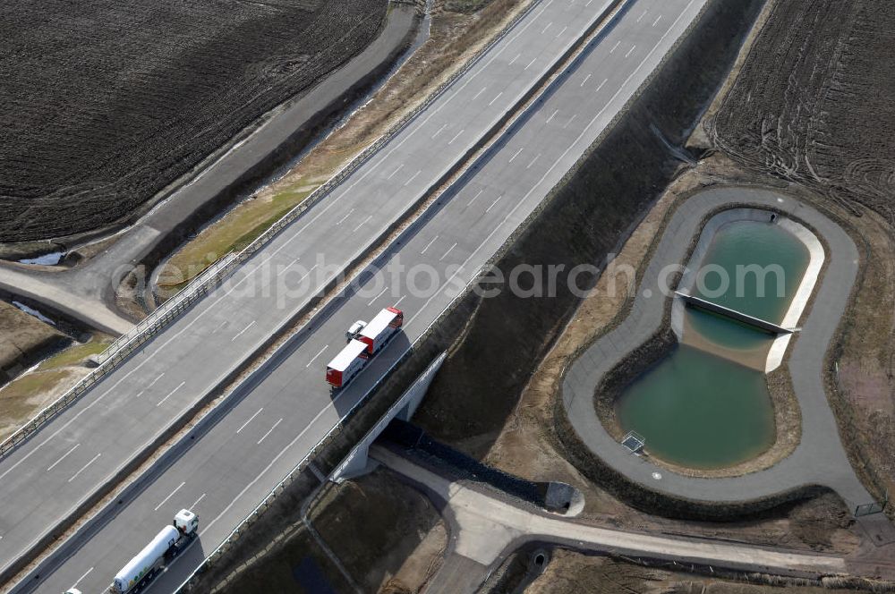 Aerial image Hötzelsroda - Blick auf den neuen E40 / A4 - Autobahnverlauf in Thüringen nach der teilweisen Verkehrsfreigabe. Durchgeführt werden die im Zuge dieses Projektes notwendigen Arbeiten unter an derem von EUROVIA Verkehrsbau Union sowie der Niederlassungen Abbruch und Erdbau, Betonstraßenbau, Ingenieurbau und TECO Schallschutz der EUROVIA Beton sowie der DEGES. View of the new A4 motorway course E40 / A4 near Hötzelsroda in thuringia