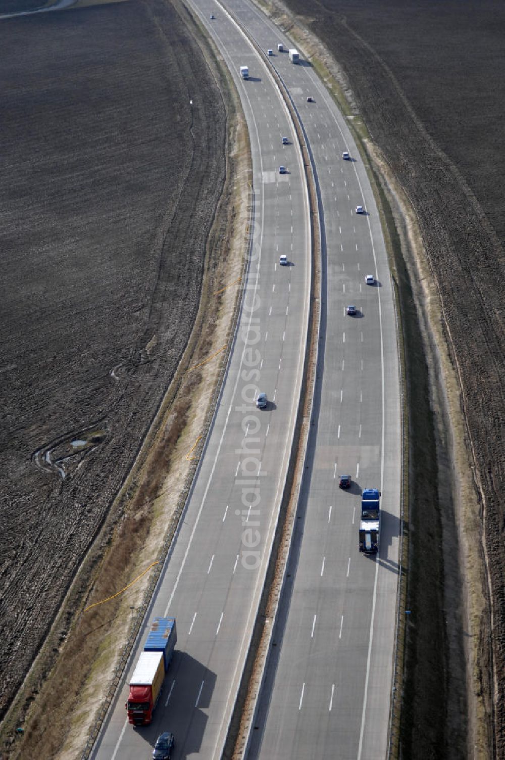 Aerial image Hötzelsroda - Blick auf den neuen E40 / A4 - Autobahnverlauf in Thüringen nach der teilweisen Verkehrsfreigabe. Durchgeführt werden die im Zuge dieses Projektes notwendigen Arbeiten unter an derem von EUROVIA Verkehrsbau Union sowie der Niederlassungen Abbruch und Erdbau, Betonstraßenbau, Ingenieurbau und TECO Schallschutz der EUROVIA Beton sowie der DEGES. View of the new A4 motorway course E40 / A4 near Hötzelsroda in thuringia