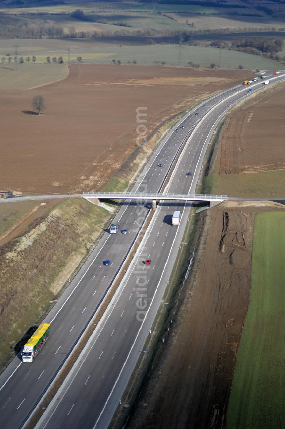 Aerial photograph Hötzelsroda - Blick auf den neuen E40 / A4 - Autobahnverlauf in Thüringen nach der teilweisen Verkehrsfreigabe. Durchgeführt werden die im Zuge dieses Projektes notwendigen Arbeiten unter an derem von EUROVIA Verkehrsbau Union sowie der Niederlassungen Abbruch und Erdbau, Betonstraßenbau, Ingenieurbau und TECO Schallschutz der EUROVIA Beton sowie der DEGES. View of the new A4 motorway course E40 / A4 near Hötzelsroda in thuringia