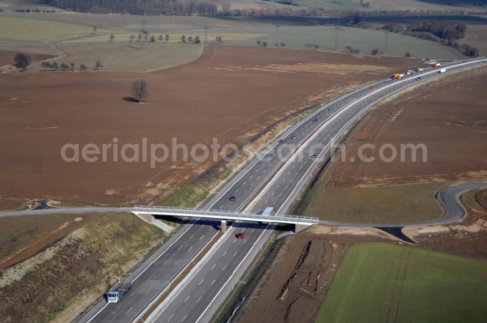 Hötzelsroda from above - Blick auf den neuen E40 / A4 - Autobahnverlauf in Thüringen nach der teilweisen Verkehrsfreigabe. Durchgeführt werden die im Zuge dieses Projektes notwendigen Arbeiten unter an derem von EUROVIA Verkehrsbau Union sowie der Niederlassungen Abbruch und Erdbau, Betonstraßenbau, Ingenieurbau und TECO Schallschutz der EUROVIA Beton sowie der DEGES. View of the new A4 motorway course E40 / A4 near Hötzelsroda in thuringia