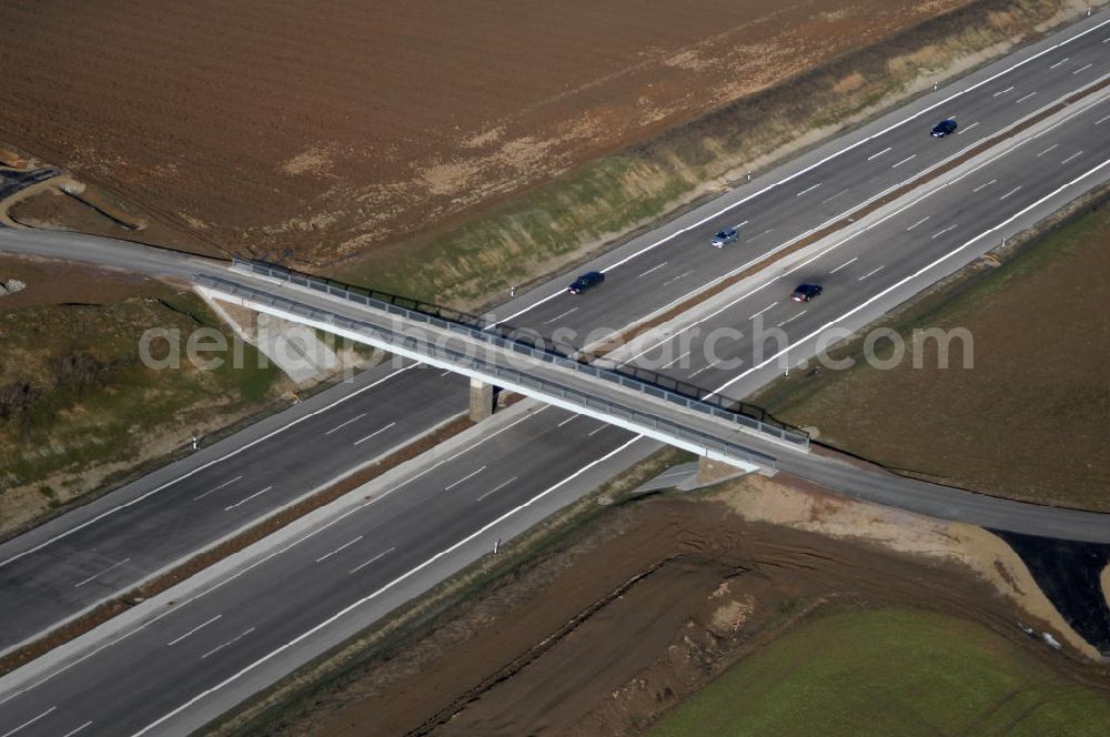 Hötzelsroda from the bird's eye view: Blick auf den neuen E40 / A4 - Autobahnverlauf in Thüringen nach der teilweisen Verkehrsfreigabe. Durchgeführt werden die im Zuge dieses Projektes notwendigen Arbeiten unter an derem von EUROVIA Verkehrsbau Union sowie der Niederlassungen Abbruch und Erdbau, Betonstraßenbau, Ingenieurbau und TECO Schallschutz der EUROVIA Beton sowie der DEGES. View of the new A4 motorway course E40 / A4 near Hötzelsroda in thuringia