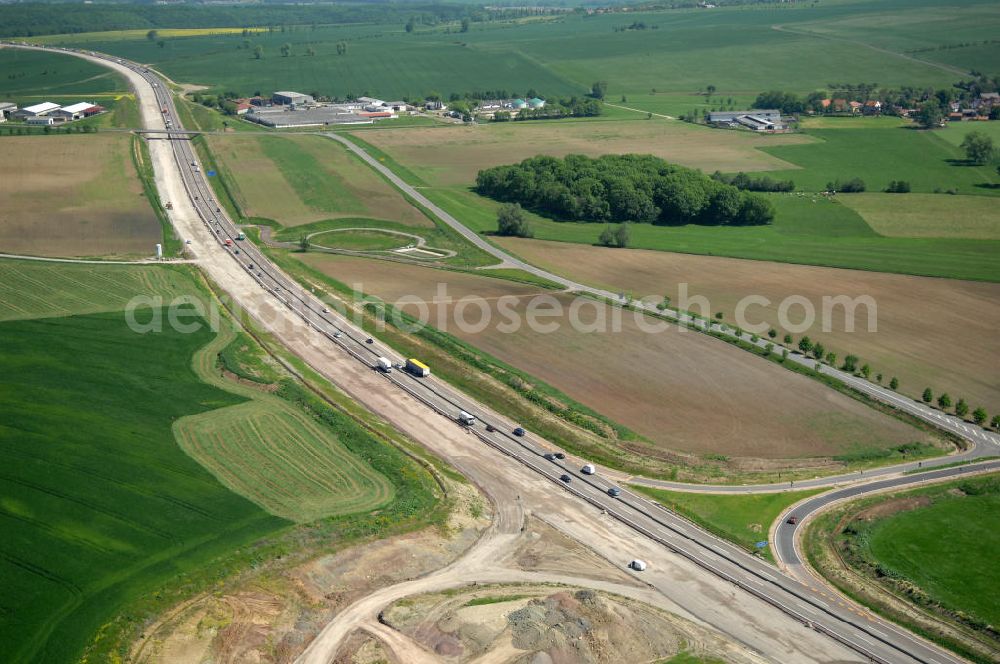 Aerial photograph Hötzelsroda - Blick auf den neuen E40 / A4 - Autobahnverlauf in Thüringen nach der Verkehrsfreigabe. Durchgeführt werden die im Zuge dieses Projektes notwendigen Arbeiten unter an derem von EUROVIA Verkehrsbau Union sowie der Niederlassungen Abbruch und Erdbau, Betonstraßenbau, Ingenieurbau und TECO Schallschutz der EUROVIA Beton sowie der DEGES. View of the new A4 motorway course E40 / A4 near Hötzelsroda in thuringia