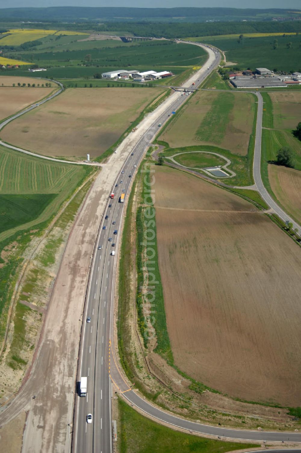 Hötzelsroda from above - Blick auf den neuen E40 / A4 - Autobahnverlauf in Thüringen nach der Verkehrsfreigabe. Durchgeführt werden die im Zuge dieses Projektes notwendigen Arbeiten unter an derem von EUROVIA Verkehrsbau Union sowie der Niederlassungen Abbruch und Erdbau, Betonstraßenbau, Ingenieurbau und TECO Schallschutz der EUROVIA Beton sowie der DEGES. View of the new A4 motorway course E40 / A4 near Hötzelsroda in thuringia