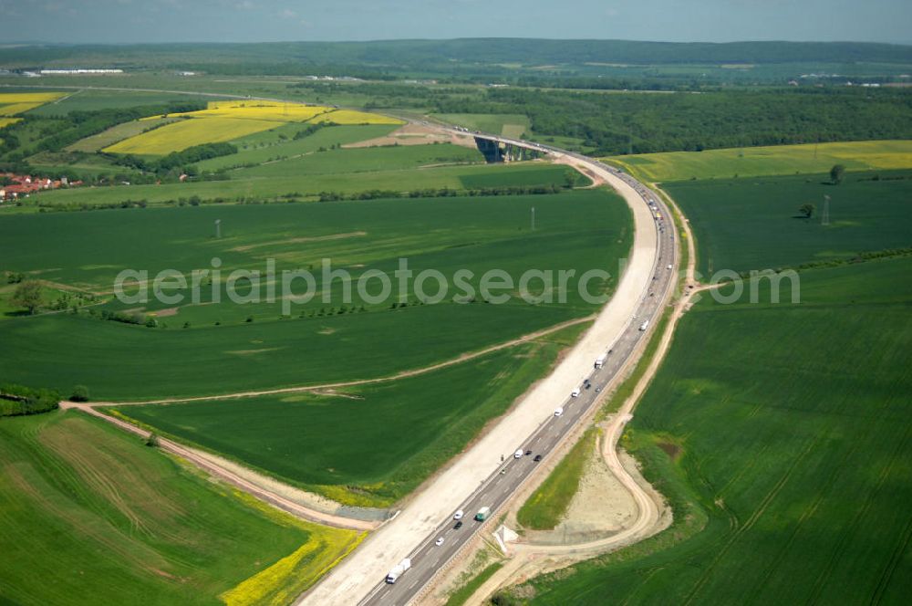 Hötzelsroda from the bird's eye view: Blick auf den neuen E40 / A4 - Autobahnverlauf in Thüringen nach der Verkehrsfreigabe. Durchgeführt werden die im Zuge dieses Projektes notwendigen Arbeiten unter an derem von EUROVIA Verkehrsbau Union sowie der Niederlassungen Abbruch und Erdbau, Betonstraßenbau, Ingenieurbau und TECO Schallschutz der EUROVIA Beton sowie der DEGES. View of the new A4 motorway course E40 / A4 near Hötzelsroda in thuringia