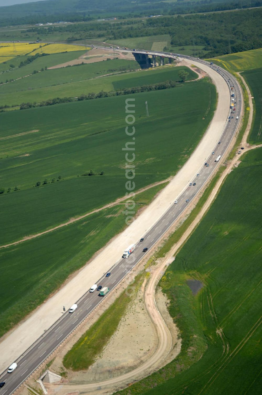 Aerial image Hötzelsroda - Blick auf den neuen E40 / A4 - Autobahnverlauf in Thüringen nach der Verkehrsfreigabe. Durchgeführt werden die im Zuge dieses Projektes notwendigen Arbeiten unter an derem von EUROVIA Verkehrsbau Union sowie der Niederlassungen Abbruch und Erdbau, Betonstraßenbau, Ingenieurbau und TECO Schallschutz der EUROVIA Beton sowie der DEGES. View of the new A4 motorway course E40 / A4 near Hötzelsroda in thuringia