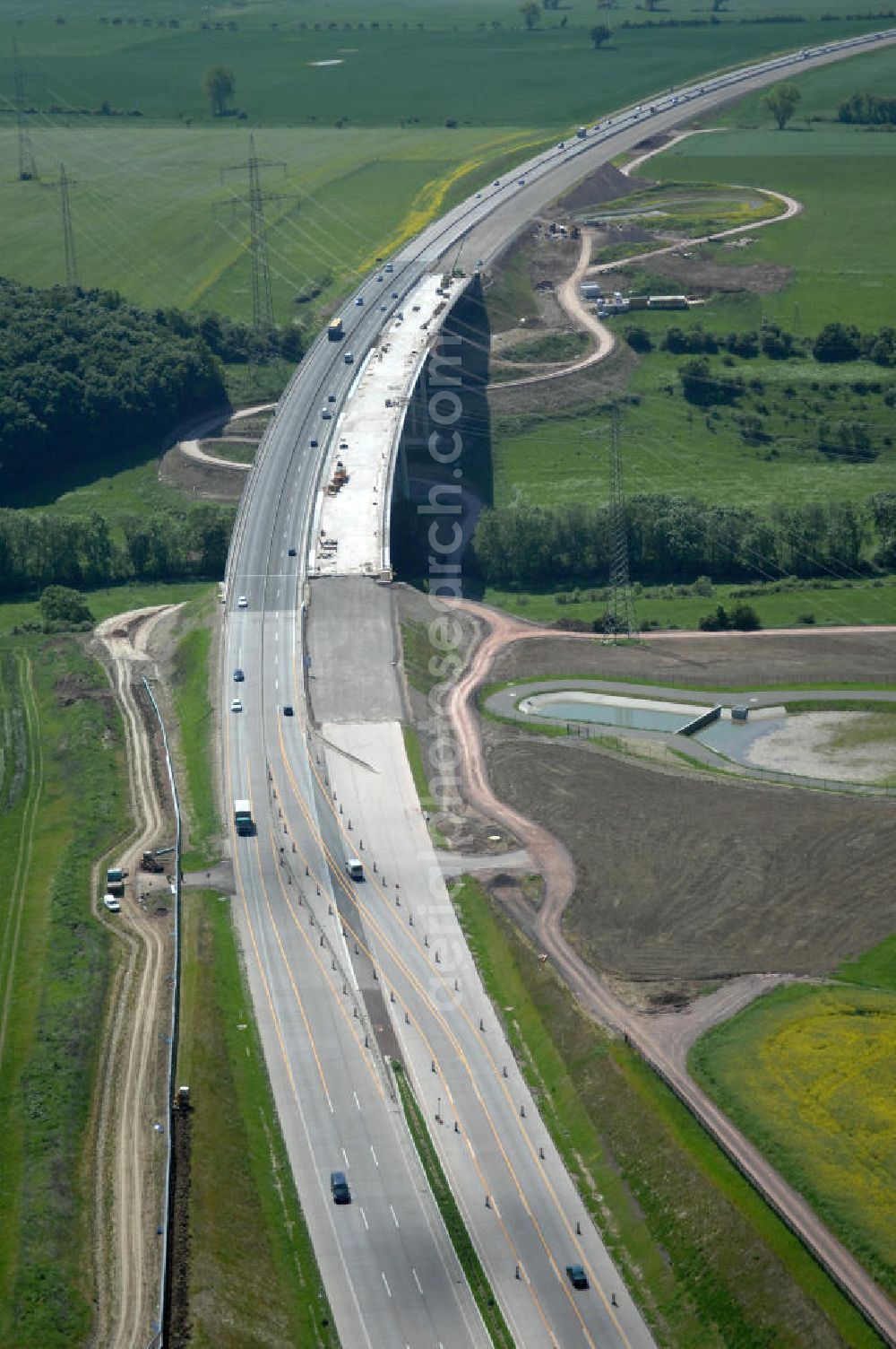 Aerial photograph Hötzelsroda - Blick auf den neuen E40 / A4 - Autobahnverlauf in Thüringen nach der Verkehrsfreigabe. Durchgeführt werden die im Zuge dieses Projektes notwendigen Arbeiten unter an derem von EUROVIA Verkehrsbau Union sowie der Niederlassungen Abbruch und Erdbau, Betonstraßenbau, Ingenieurbau und TECO Schallschutz der EUROVIA Beton sowie der DEGES. View of the new A4 motorway course E40 / A4 near Hötzelsroda in thuringia