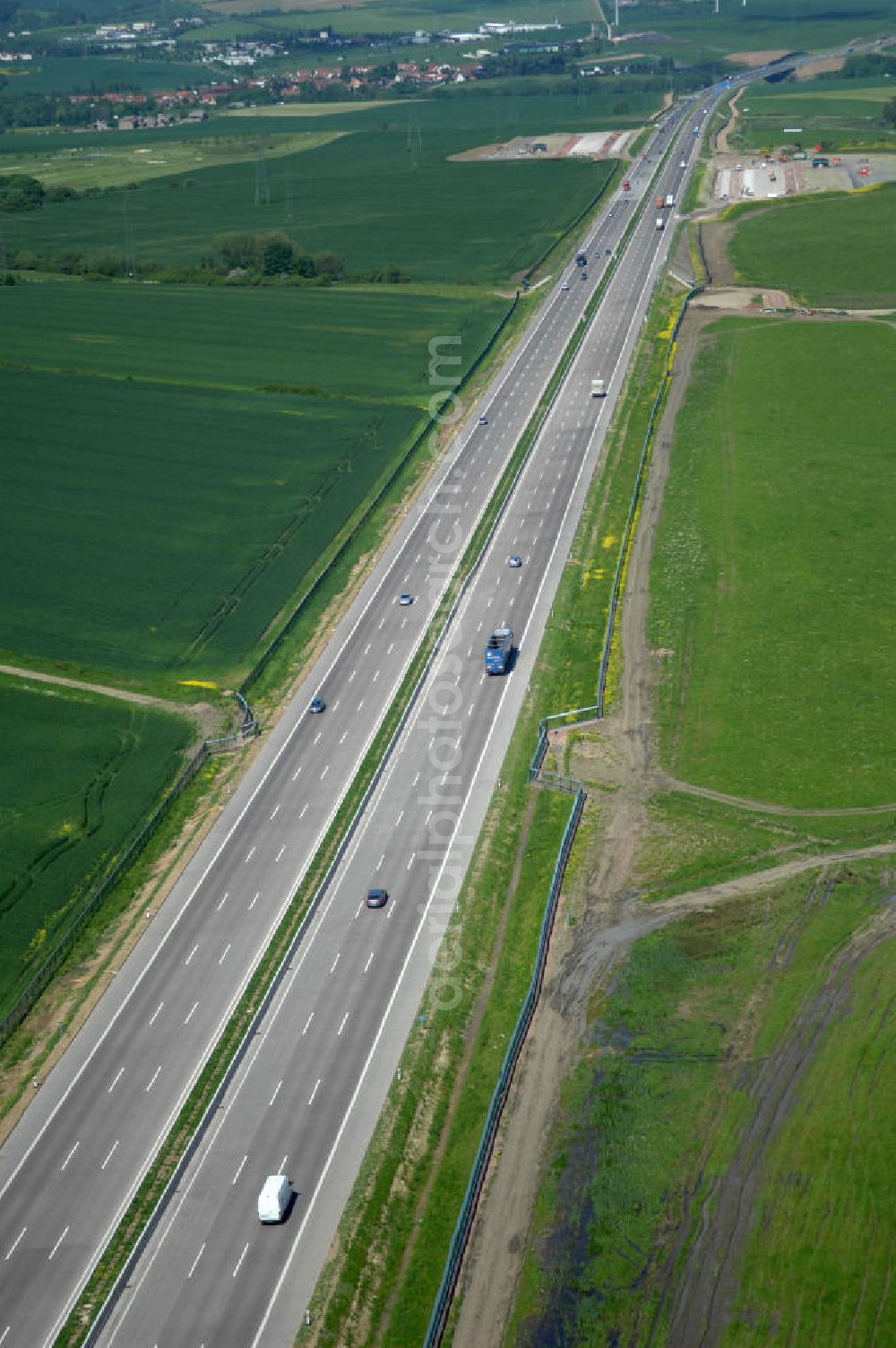 Hötzelsroda from above - Blick auf den neuen E40 / A4 - Autobahnverlauf in Thüringen nach der Verkehrsfreigabe. Durchgeführt werden die im Zuge dieses Projektes notwendigen Arbeiten unter an derem von EUROVIA Verkehrsbau Union sowie der Niederlassungen Abbruch und Erdbau, Betonstraßenbau, Ingenieurbau und TECO Schallschutz der EUROVIA Beton sowie der DEGES. View of the new A4 motorway course E40 / A4 near Hötzelsroda in thuringia