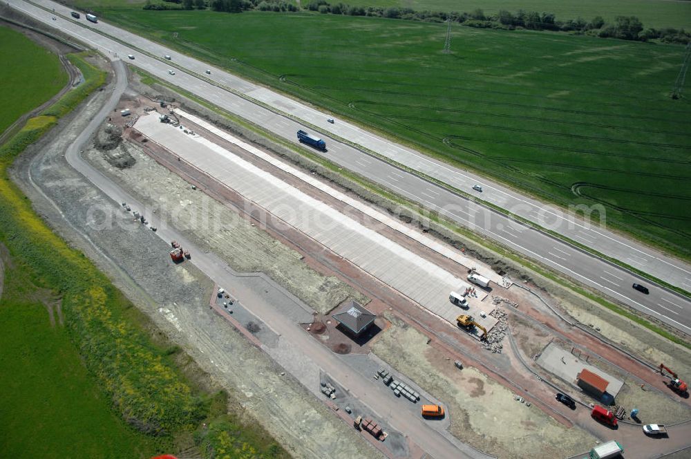 Aerial photograph Hötzelsroda - Blick auf den neuen E40 / A4 - Autobahnverlauf in Thüringen nach der Verkehrsfreigabe. Durchgeführt werden die im Zuge dieses Projektes notwendigen Arbeiten unter an derem von EUROVIA Verkehrsbau Union sowie der Niederlassungen Abbruch und Erdbau, Betonstraßenbau, Ingenieurbau und TECO Schallschutz der EUROVIA Beton sowie der DEGES. View of the new A4 motorway course E40 / A4 near Hötzelsroda in thuringia