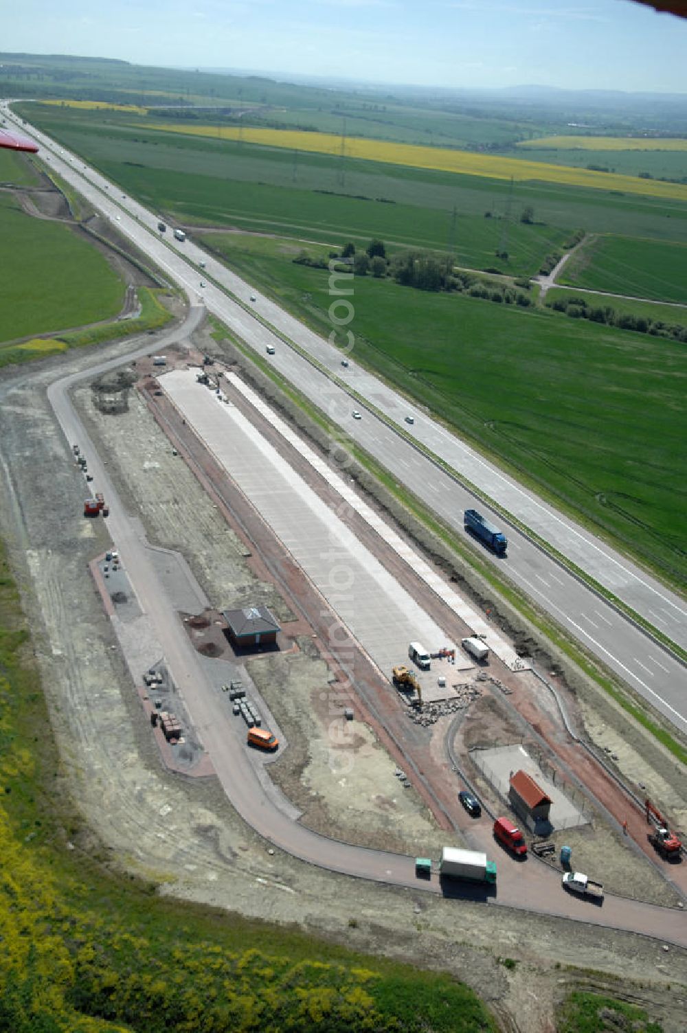 Hötzelsroda from above - Blick auf den neuen E40 / A4 - Autobahnverlauf in Thüringen nach der Verkehrsfreigabe. Durchgeführt werden die im Zuge dieses Projektes notwendigen Arbeiten unter an derem von EUROVIA Verkehrsbau Union sowie der Niederlassungen Abbruch und Erdbau, Betonstraßenbau, Ingenieurbau und TECO Schallschutz der EUROVIA Beton sowie der DEGES. View of the new A4 motorway course E40 / A4 near Hötzelsroda in thuringia