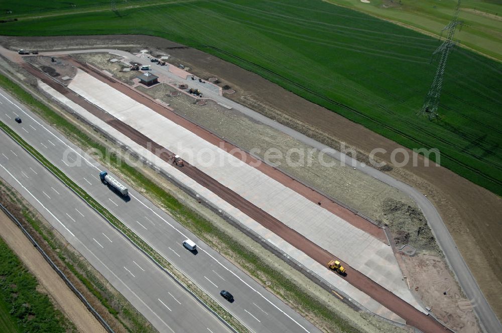 Hötzelsroda from the bird's eye view: Blick auf den neuen E40 / A4 - Autobahnverlauf in Thüringen nach der Verkehrsfreigabe. Durchgeführt werden die im Zuge dieses Projektes notwendigen Arbeiten unter an derem von EUROVIA Verkehrsbau Union sowie der Niederlassungen Abbruch und Erdbau, Betonstraßenbau, Ingenieurbau und TECO Schallschutz der EUROVIA Beton sowie der DEGES. View of the new A4 motorway course E40 / A4 near Hötzelsroda in thuringia