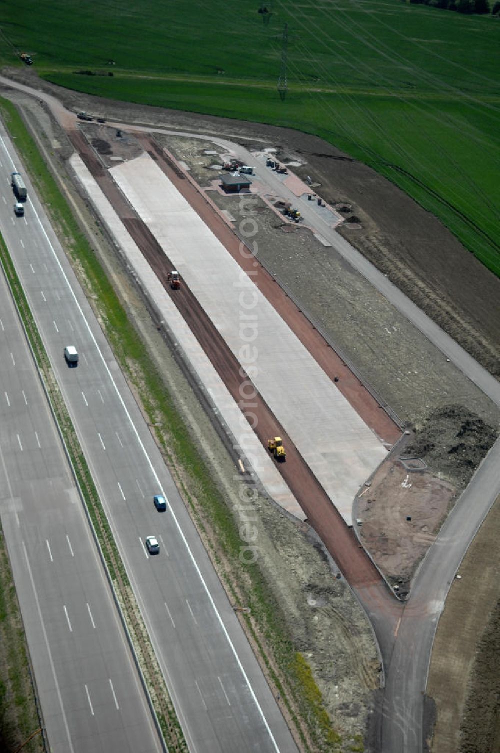 Aerial image Hötzelsroda - Blick auf den neuen E40 / A4 - Autobahnverlauf in Thüringen nach der Verkehrsfreigabe. Durchgeführt werden die im Zuge dieses Projektes notwendigen Arbeiten unter an derem von EUROVIA Verkehrsbau Union sowie der Niederlassungen Abbruch und Erdbau, Betonstraßenbau, Ingenieurbau und TECO Schallschutz der EUROVIA Beton sowie der DEGES. View of the new A4 motorway course E40 / A4 near Hötzelsroda in thuringia