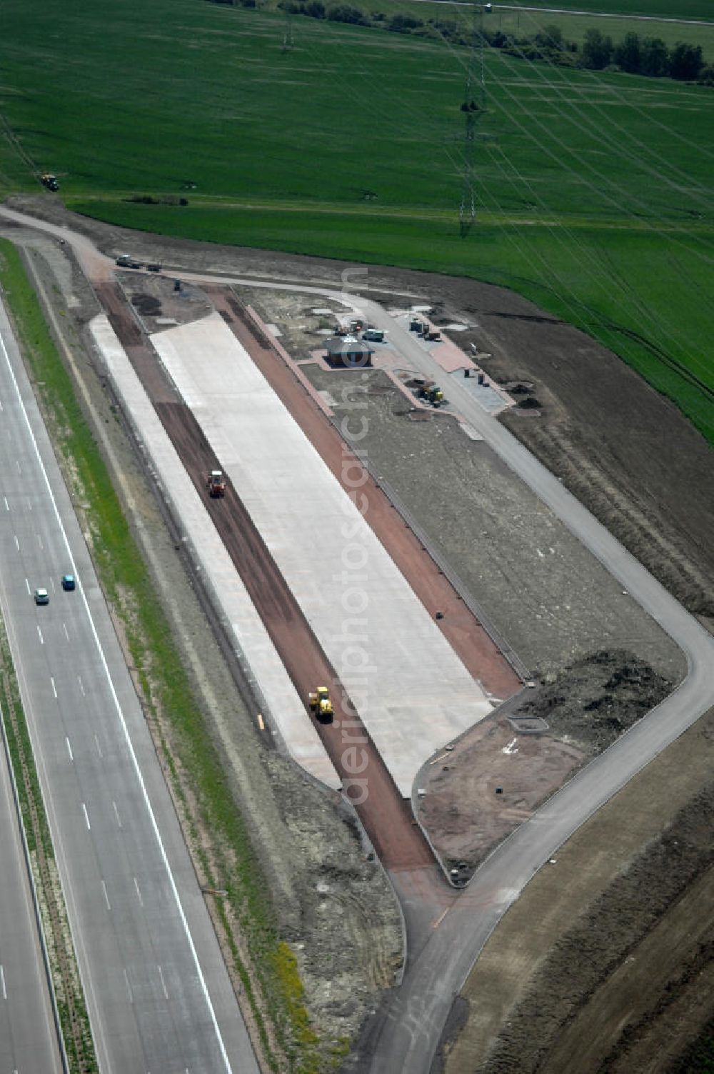 Aerial photograph Hötzelsroda - Blick auf den neuen E40 / A4 - Autobahnverlauf in Thüringen nach der Verkehrsfreigabe. Durchgeführt werden die im Zuge dieses Projektes notwendigen Arbeiten unter an derem von EUROVIA Verkehrsbau Union sowie der Niederlassungen Abbruch und Erdbau, Betonstraßenbau, Ingenieurbau und TECO Schallschutz der EUROVIA Beton sowie der DEGES. View of the new A4 motorway course E40 / A4 near Hötzelsroda in thuringia