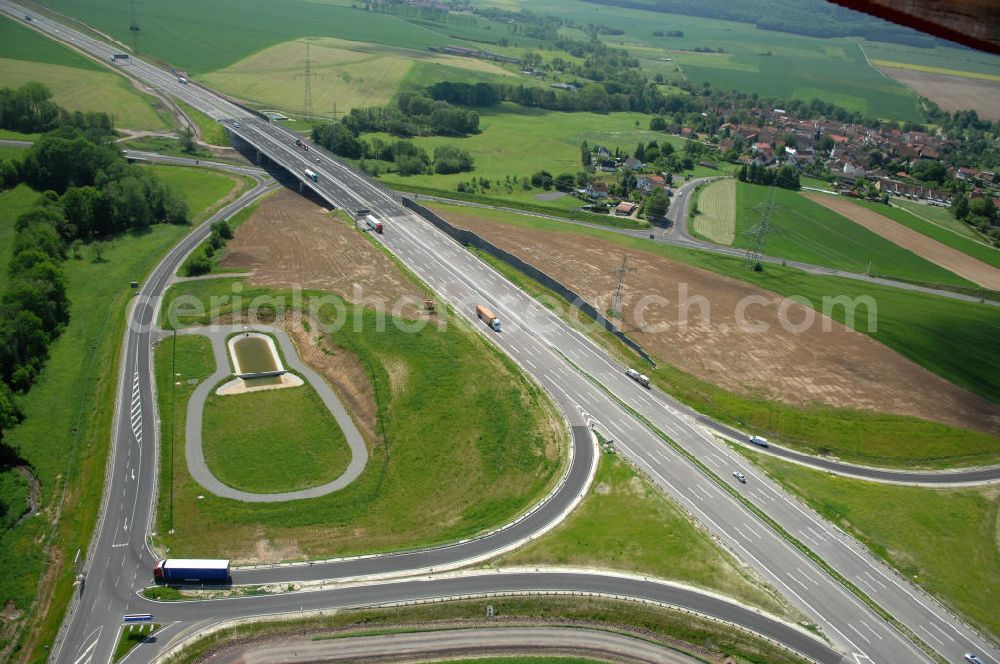 Hötzelsroda from above - Blick auf den neuen E40 / A4 - Autobahnverlauf in Thüringen nach der Verkehrsfreigabe. Durchgeführt werden die im Zuge dieses Projektes notwendigen Arbeiten unter an derem von EUROVIA Verkehrsbau Union sowie der Niederlassungen Abbruch und Erdbau, Betonstraßenbau, Ingenieurbau und TECO Schallschutz der EUROVIA Beton sowie der DEGES. View of the new A4 motorway course E40 / A4 near Hötzelsroda in thuringia